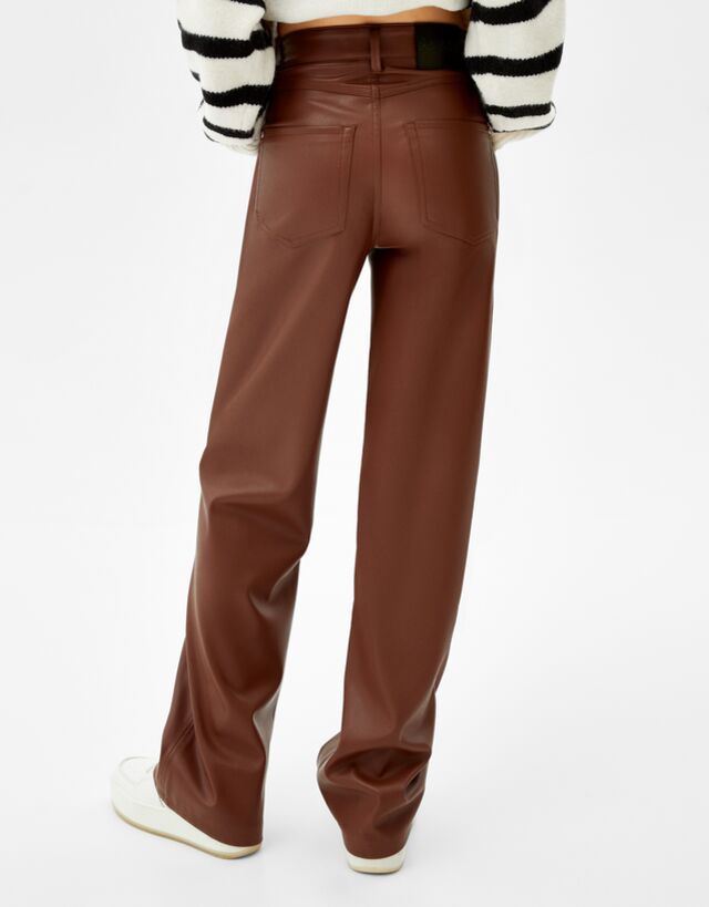 Pantalón straight efecto piel - Mujer | Bershka