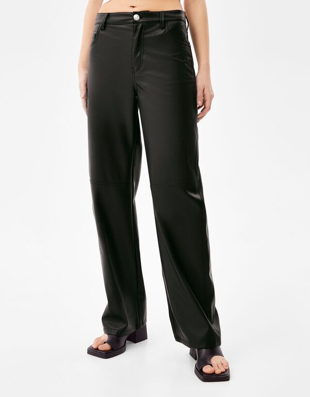 Pantaloni straight effetto pelle - Pantaloni - Donna | Bershka