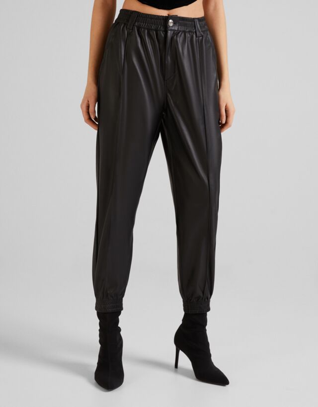 Pantalón jogger efecto piel - Pantalones - Mujer | Bershka