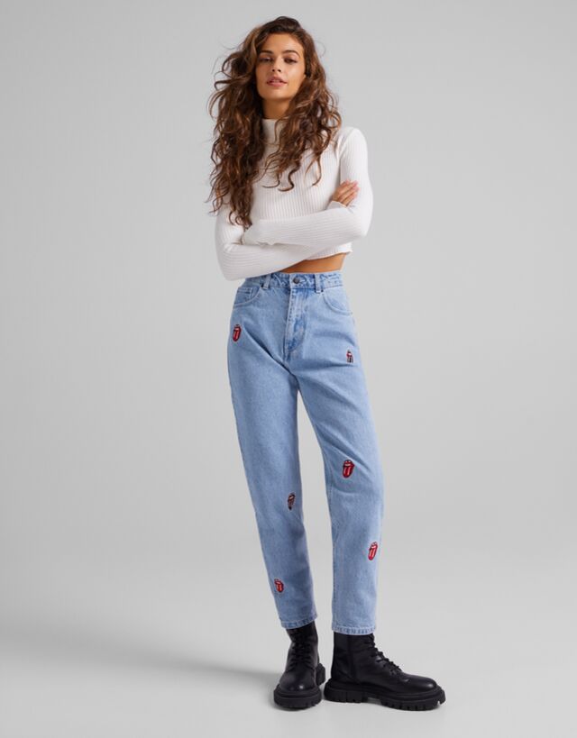 Mom jeans with Rolling Stone embroidery 