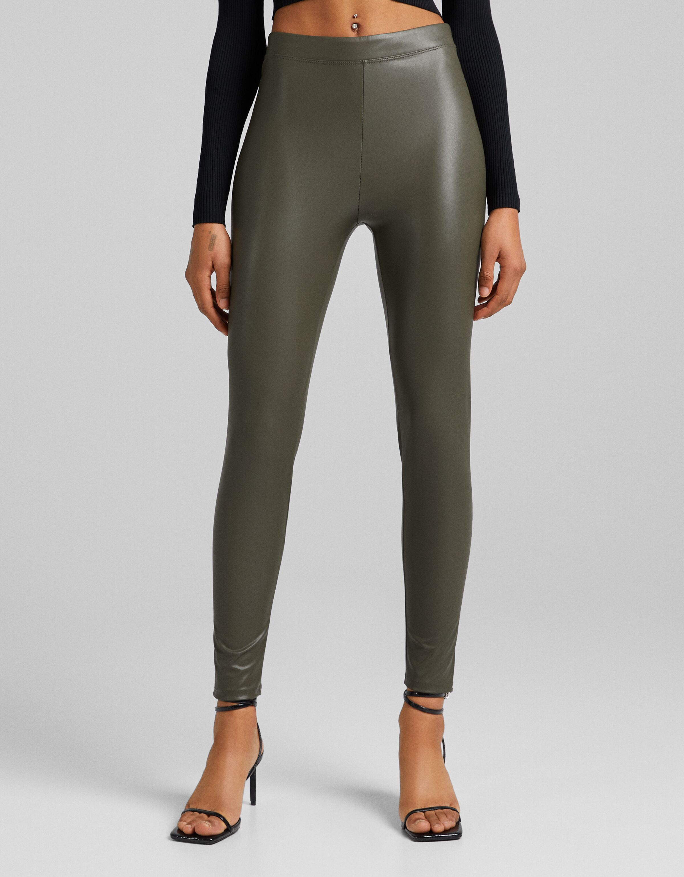 Pantalones | Leggings efecto cuero con abertura en el bajo Khaki | boohoo  Mujer – Logiciel Export
