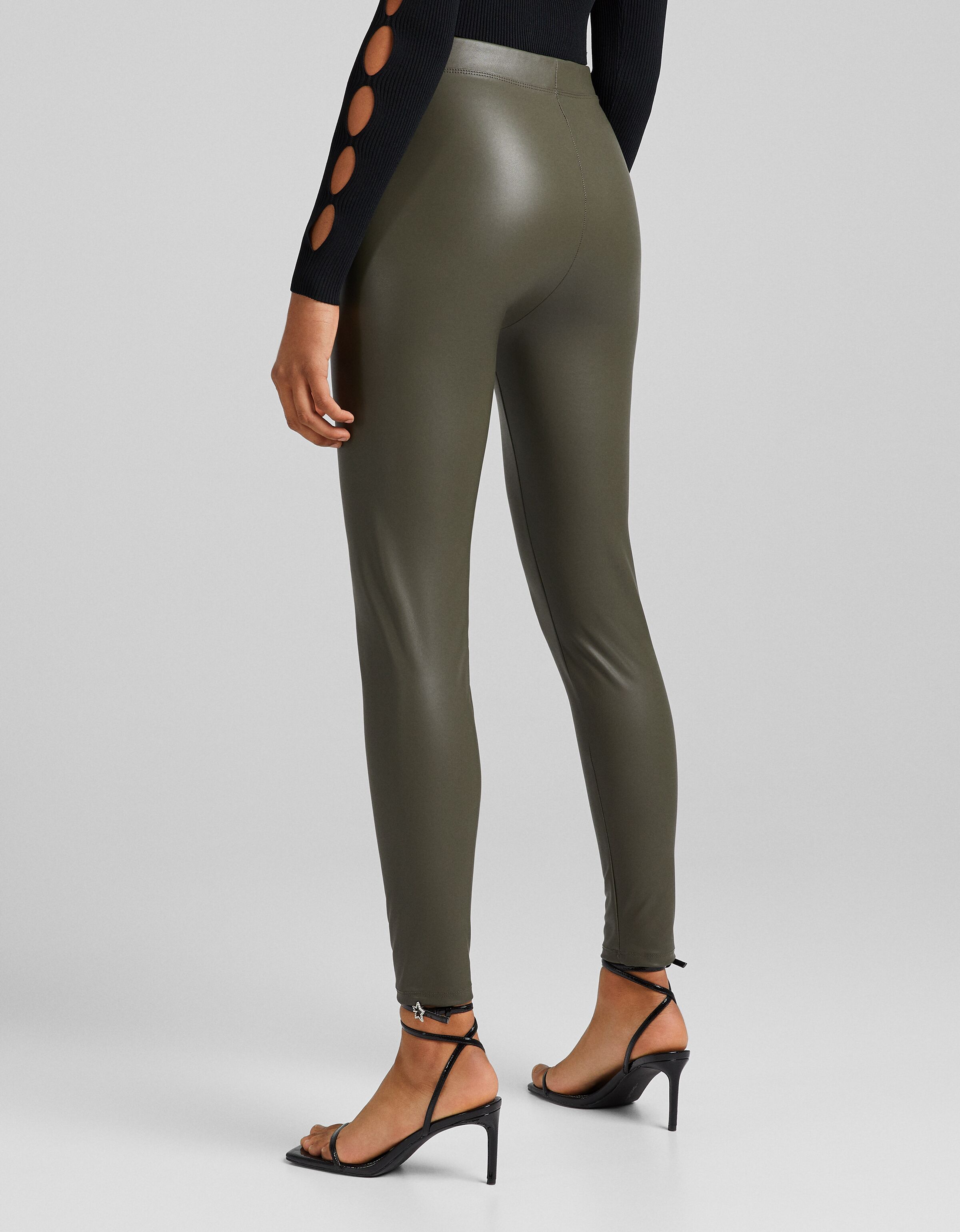 Pantalón legging efecto piel - Mujer | Bershka