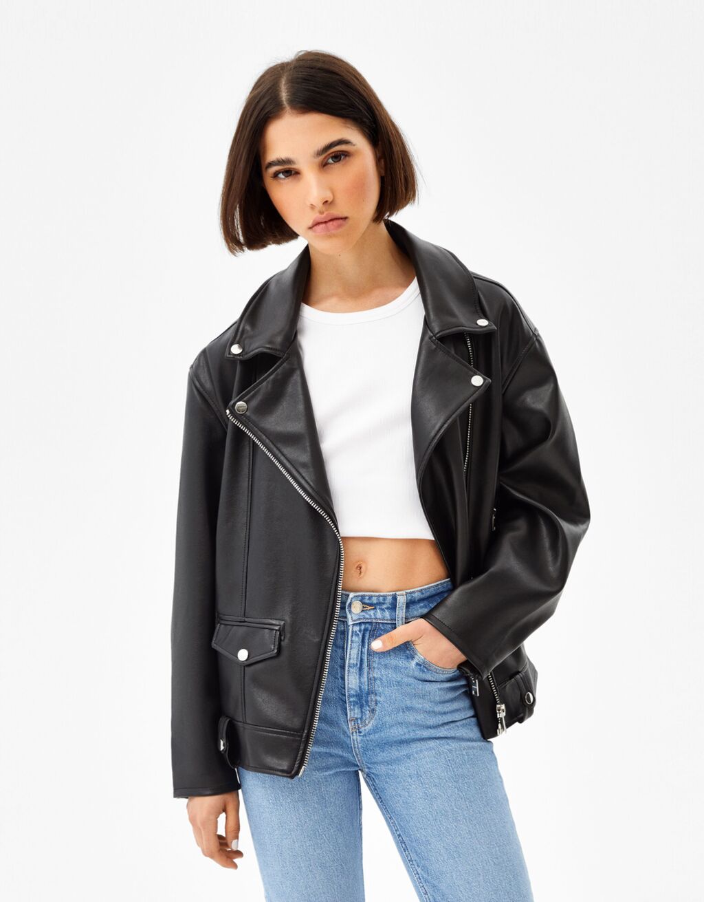 El abrigo con pelo de Bershka que ha sido un 'pelotazo' en ventas Bershka