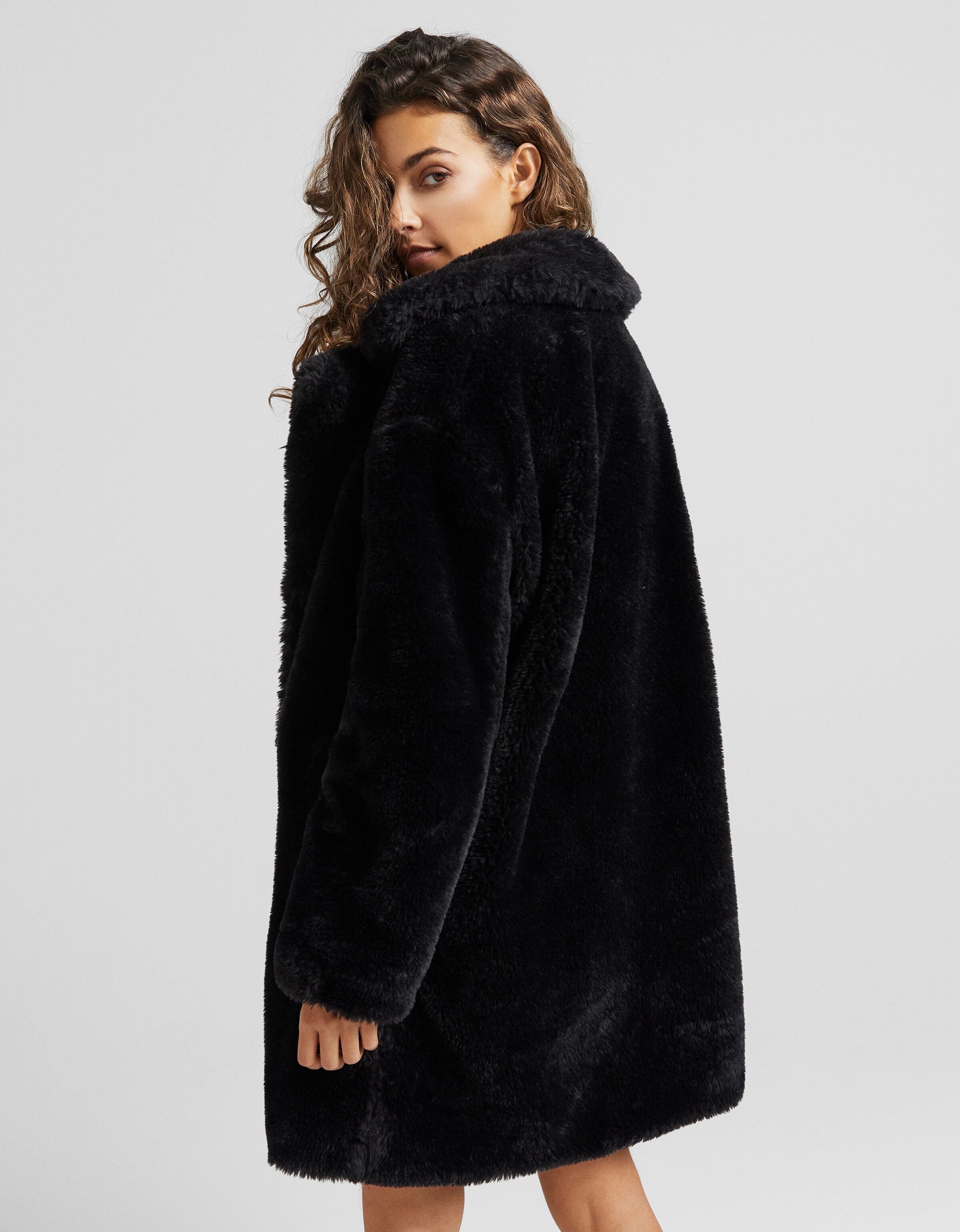 Abrigo efecto pelo - Mujer | Bershka