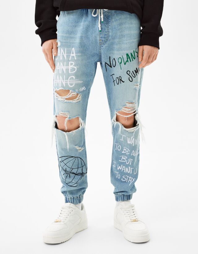 Jogging-Jeans mit Rissen und Print 