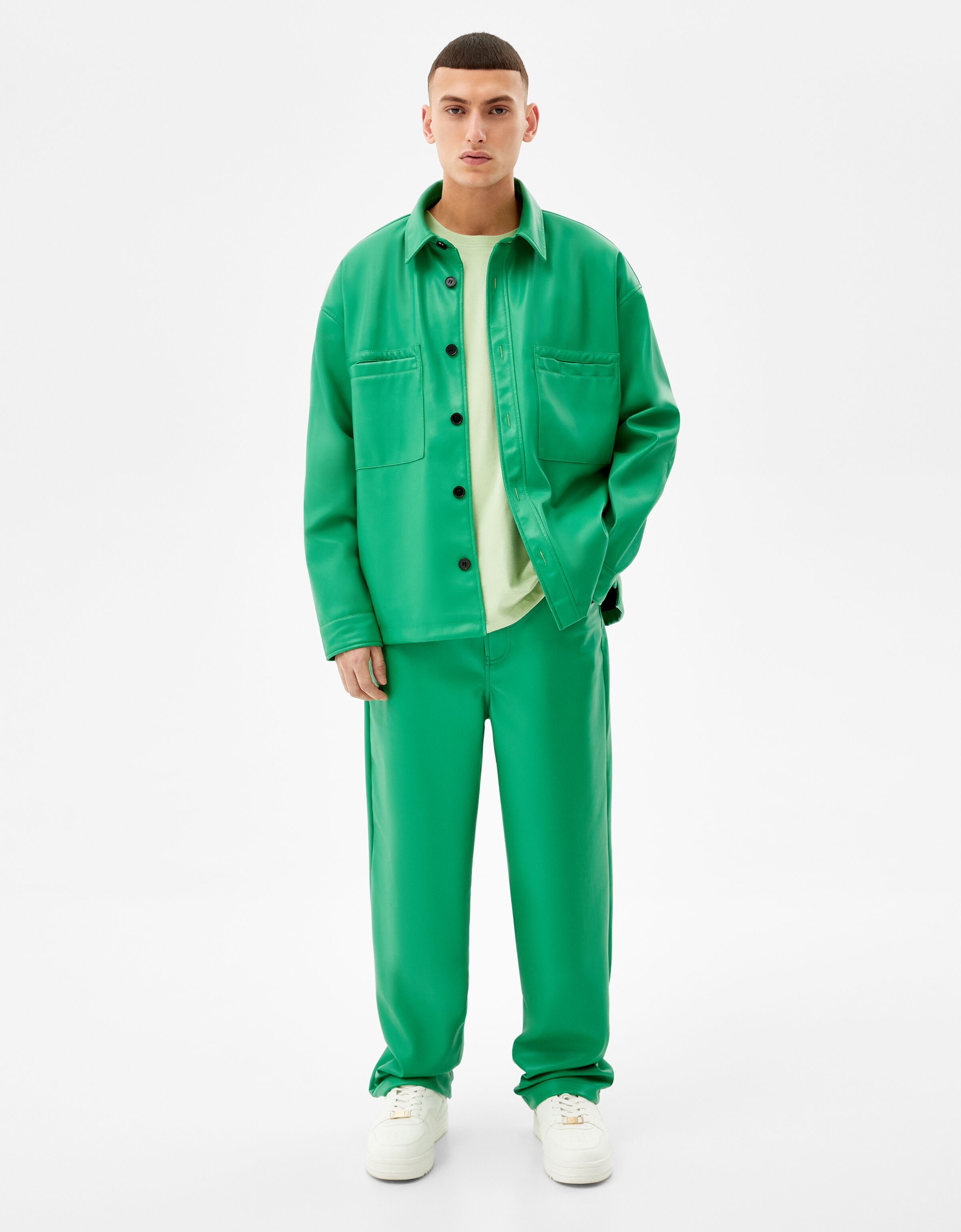 Pantalón wide efecto piel 5 bolsillos - Pantalones - Hombre | Bershka