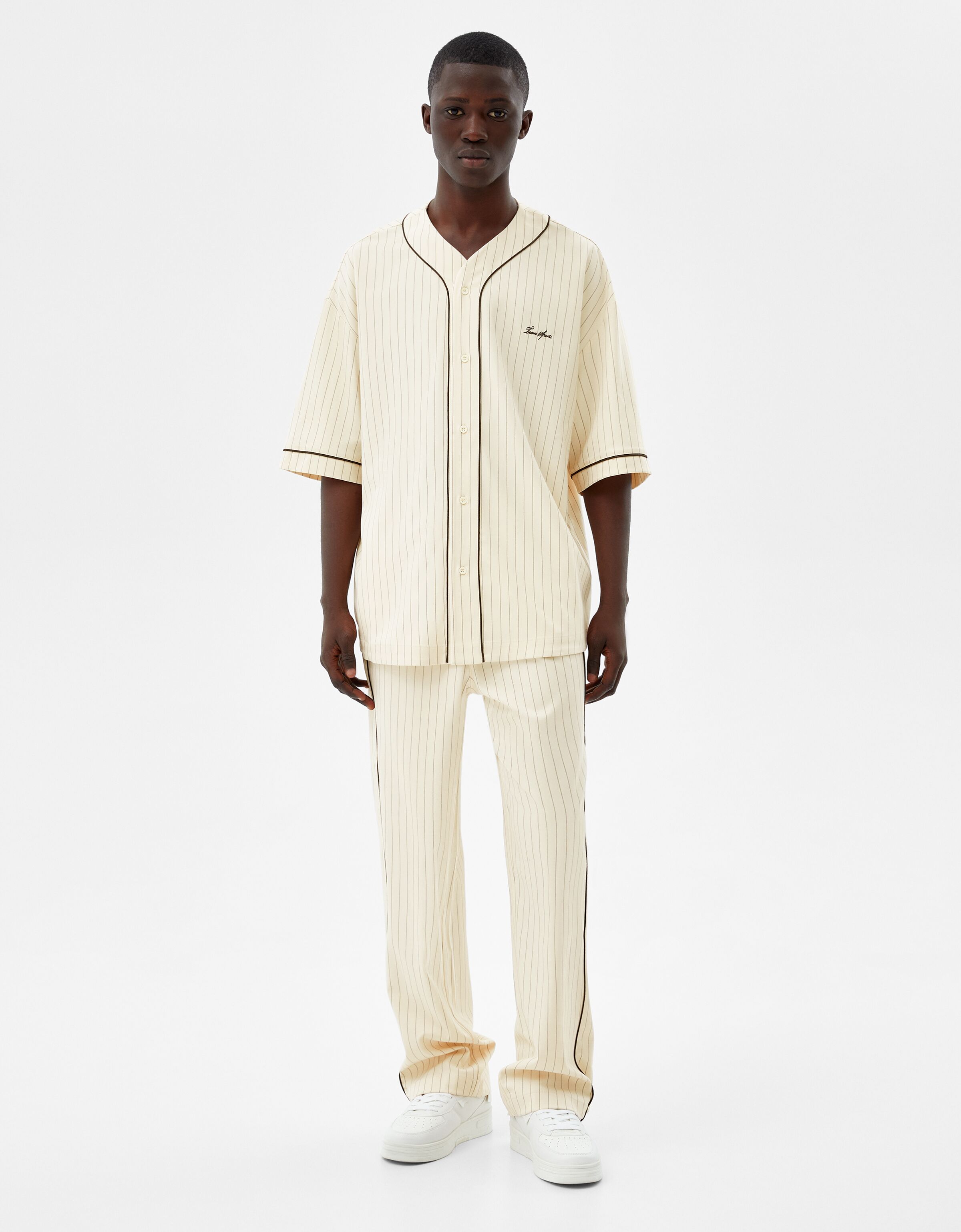 Short sleeve shirt with embroidered 