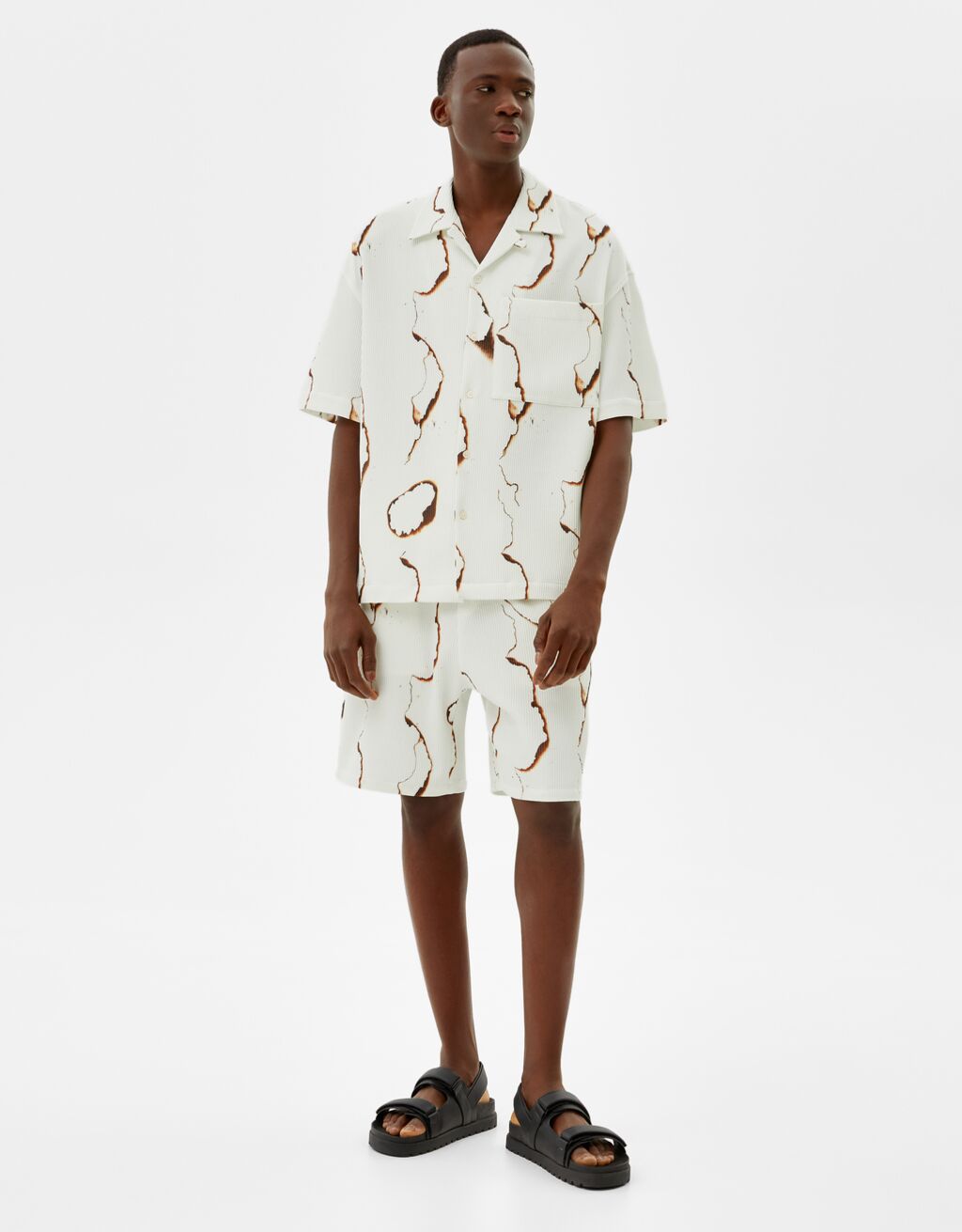 Bermuda plisada relax fit mármol - Ropa - Hombre | Bershka