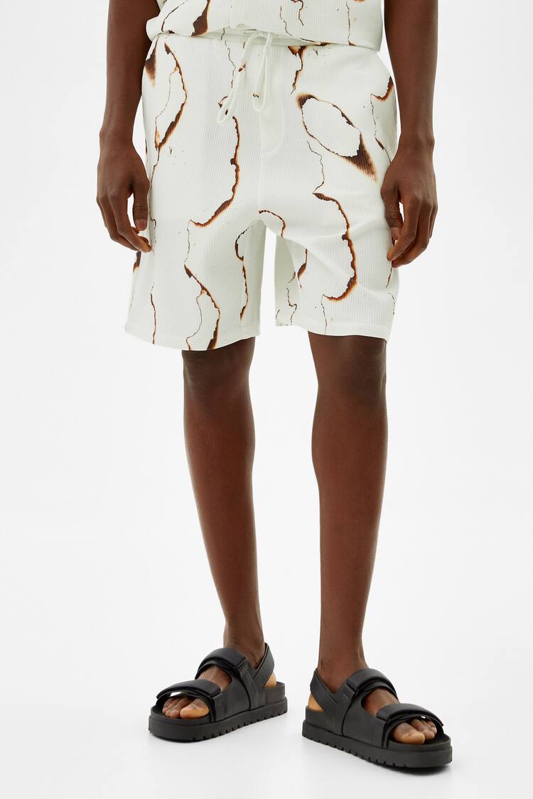 Relaxed fit marble pleated Bermuda shorts