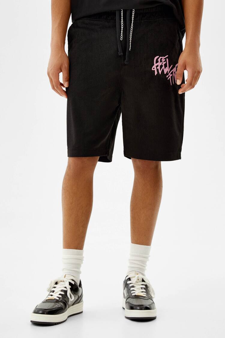 Embroidered Bermuda shorts with chain