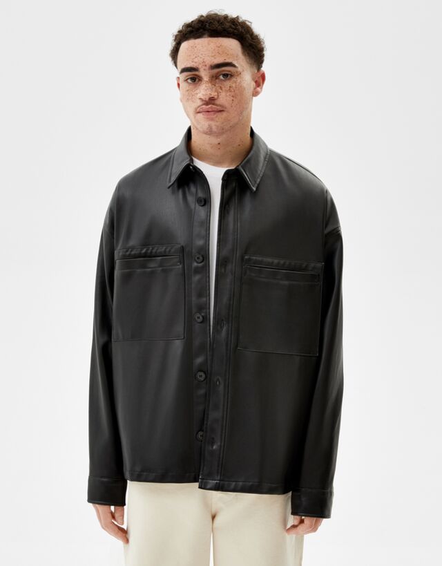 Mujer Sobrecamisa cropped efecto piel Marrón | Cazadoras Y Abrigos Bershka  \u003c Esperando a Christine