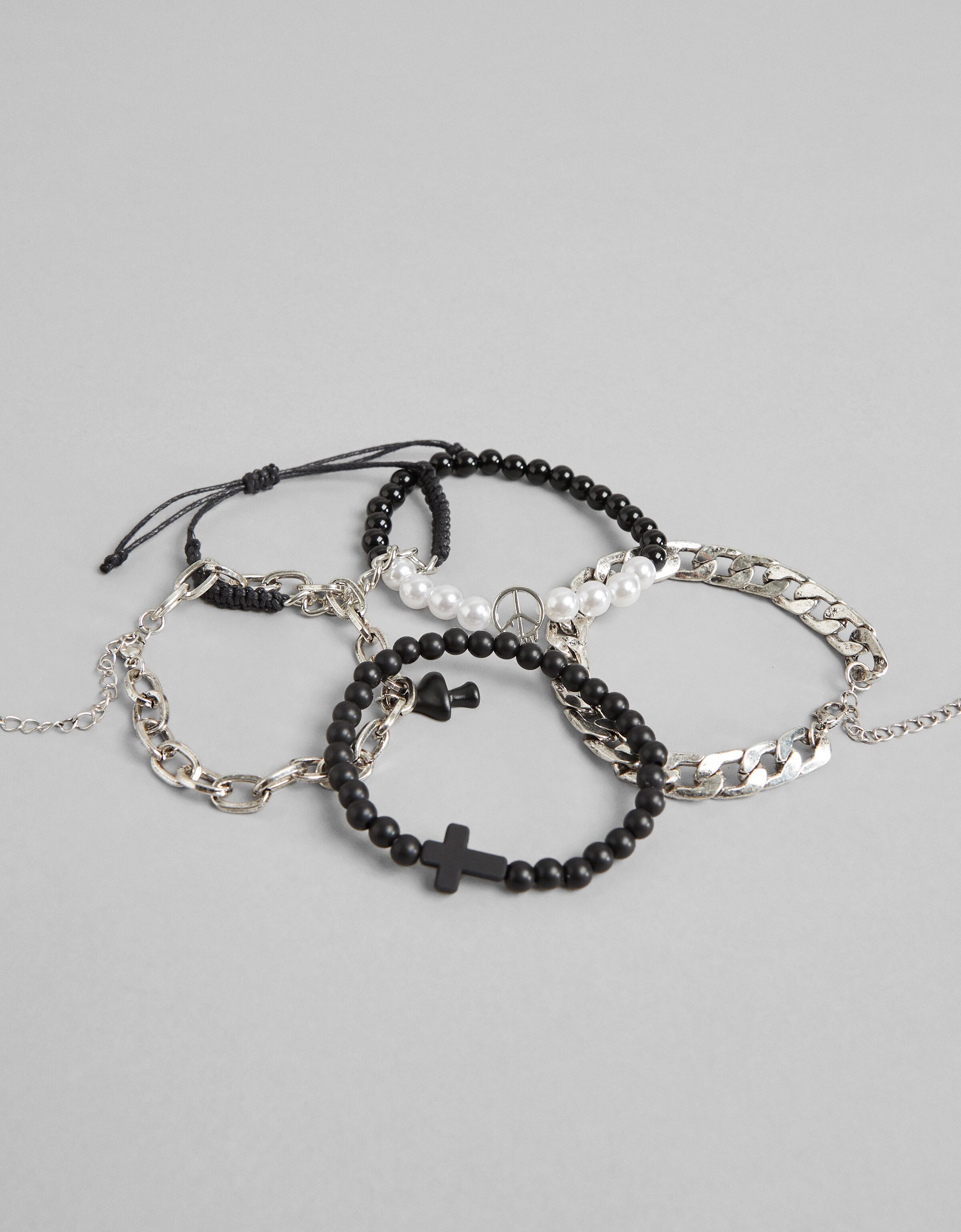 Bershka Set pulseras Hombre M Cuero a un precio más barato - Shoptize