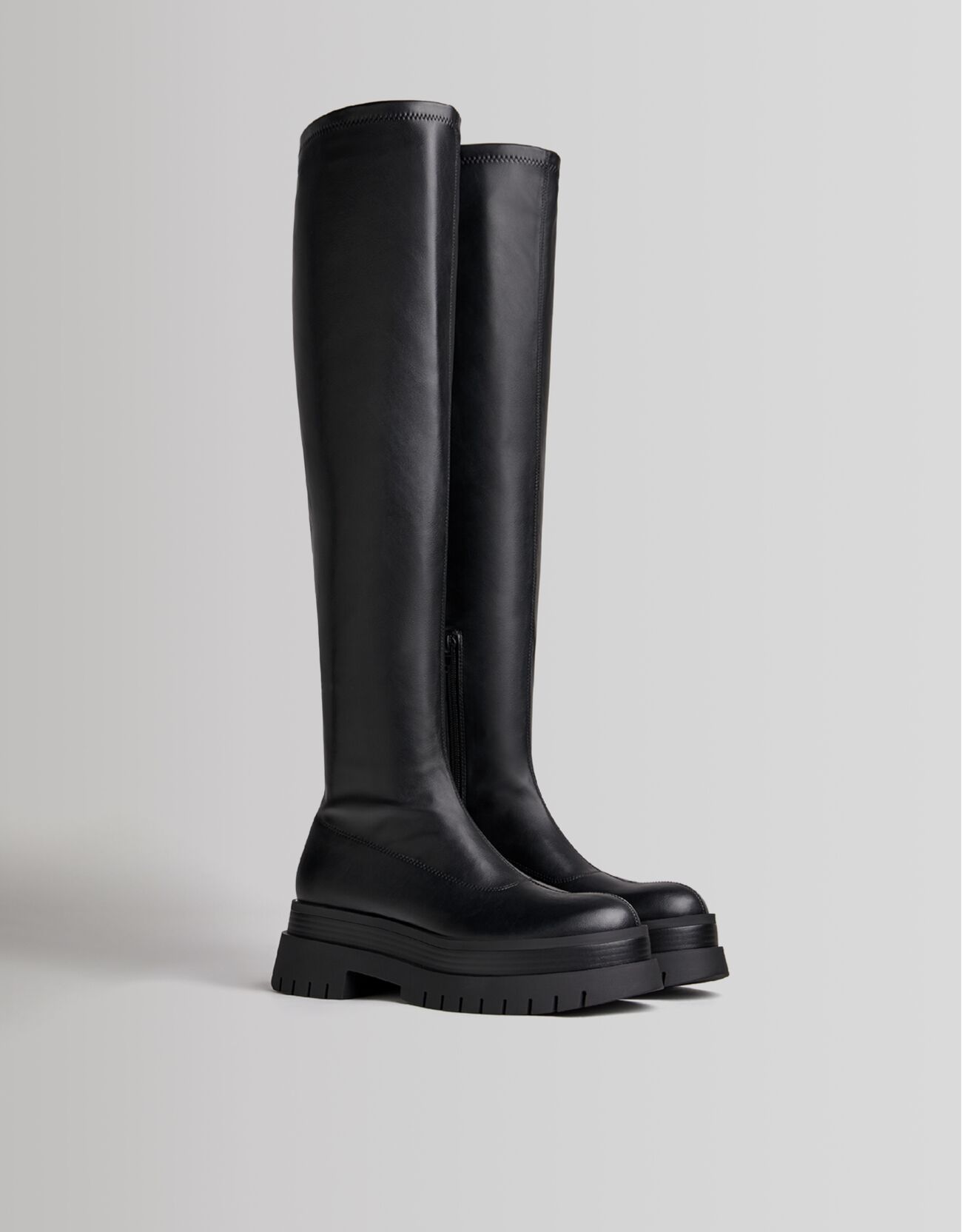 Botas planas XL suela track - Zapatos - Mujer | Bershka