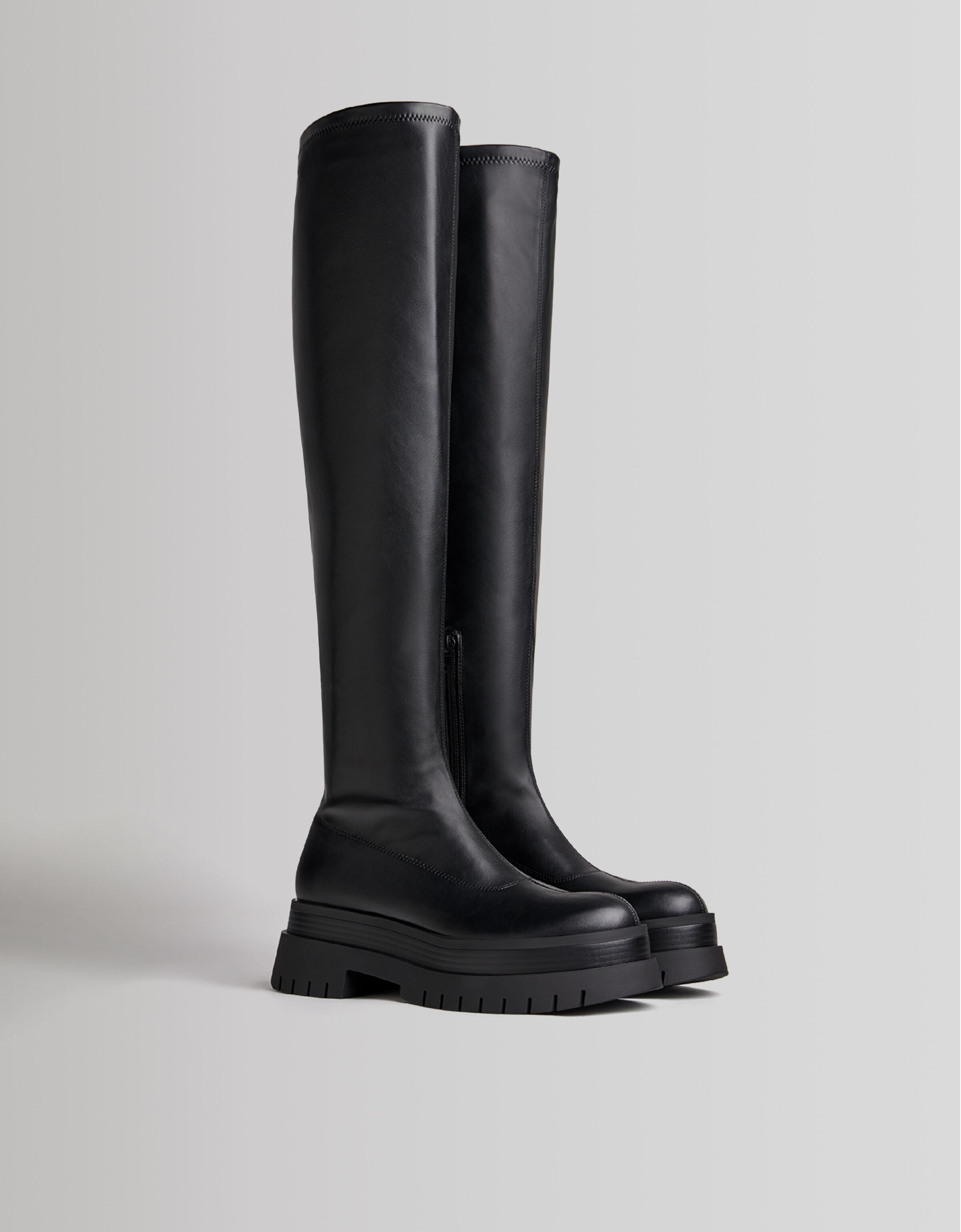 Botas planas XL suela track - Zapatos - Mujer | Bershka