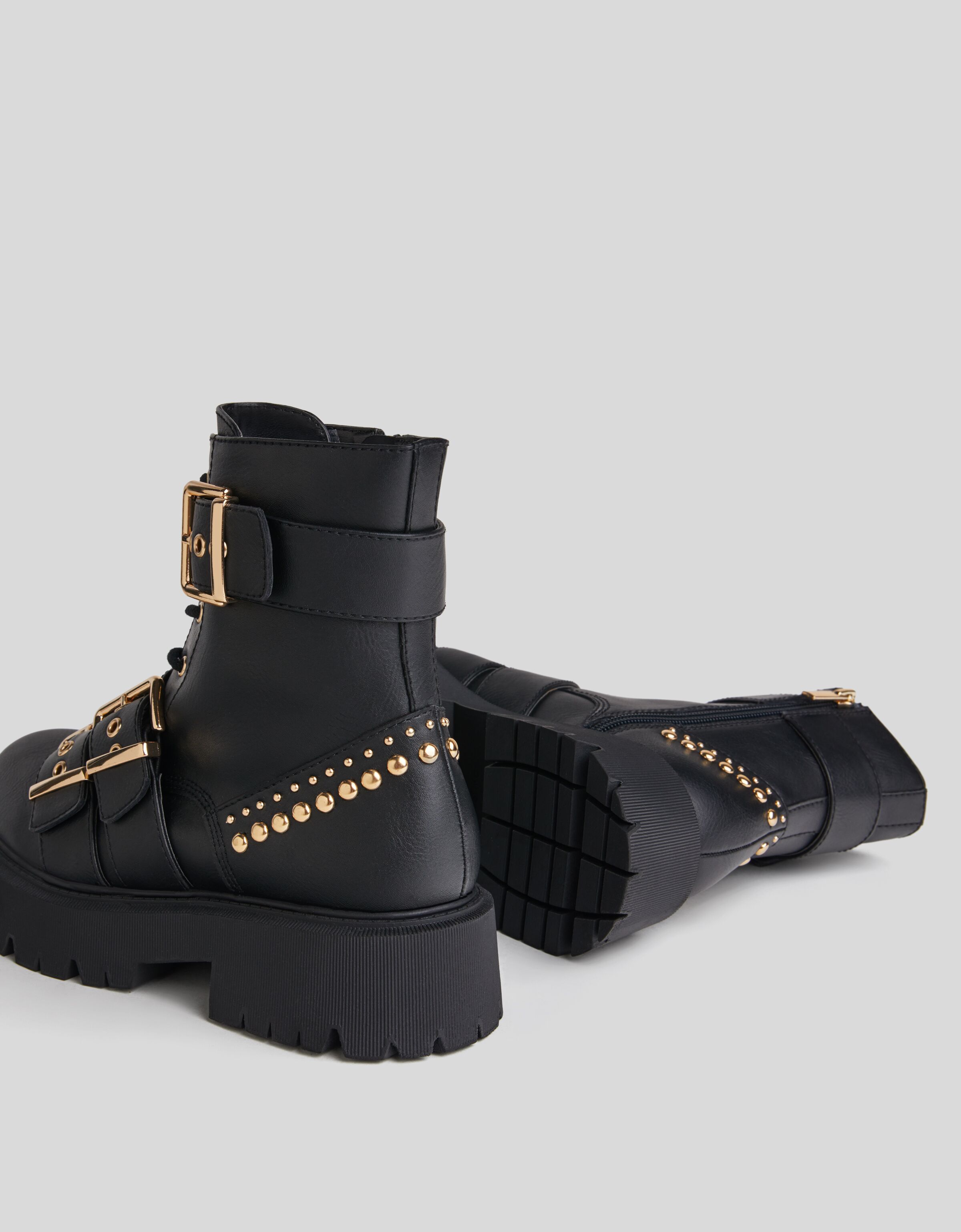 Botines planos tachas y hebillas - Mujer | Bershka