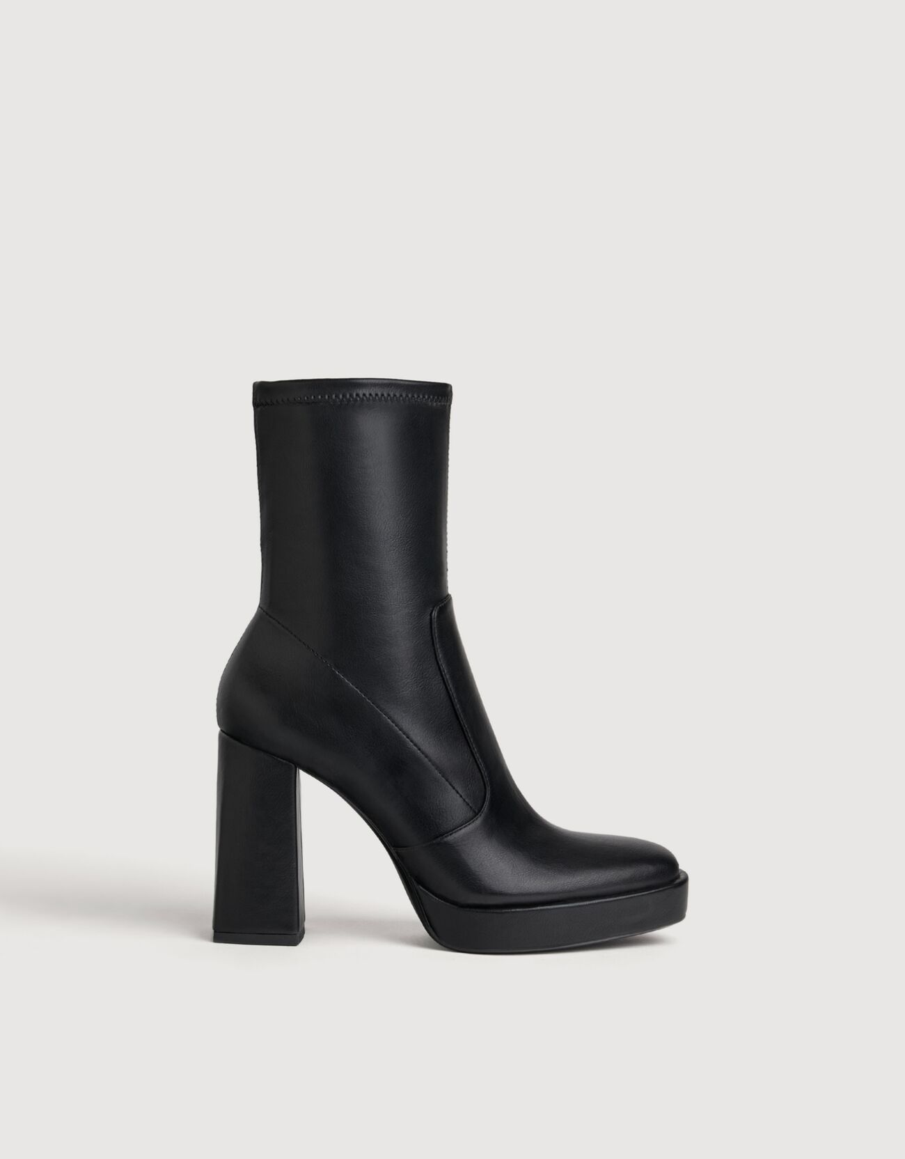 Bershka - Botines tacón plataforma ajustados.