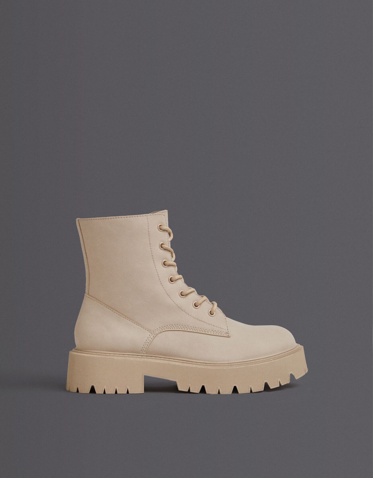 Bershka - Botines planos acordonados