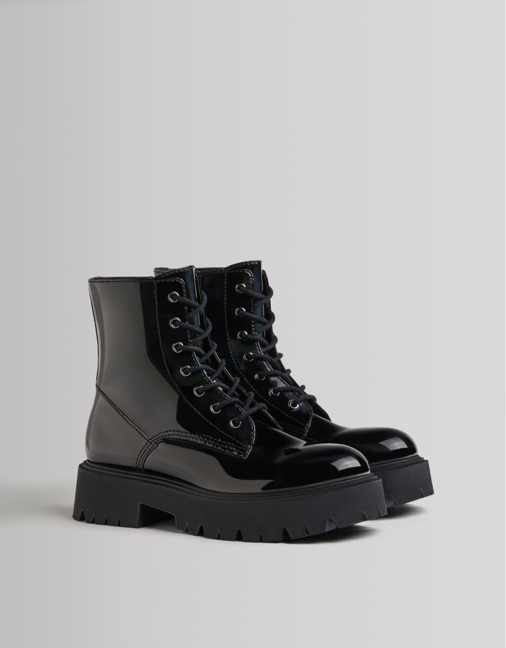 Botins com atacadores acabamento brilhante irisado - Sapatos - Mulher |  Bershka