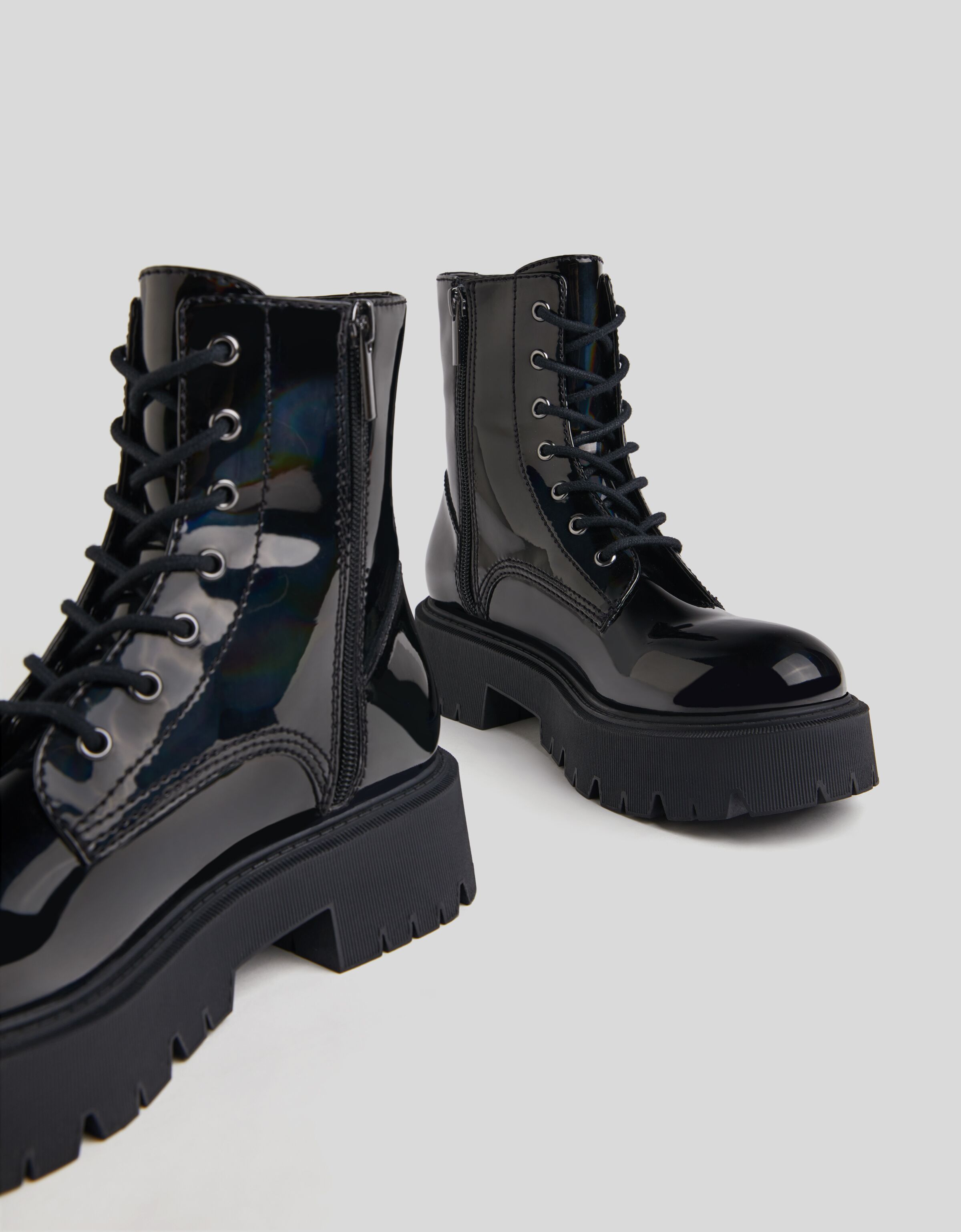 Botines acordonados charol irisado - Zapatos - Mujer | Bershka