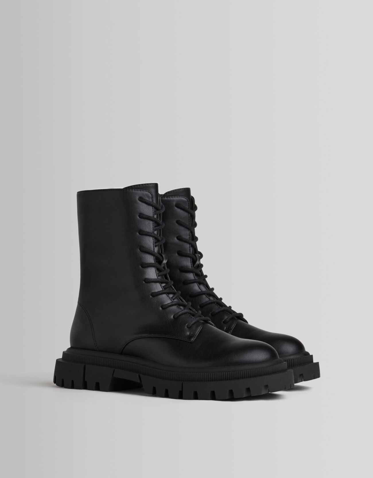 Botines planos acordonados - Zapatos - Mujer | Bershka