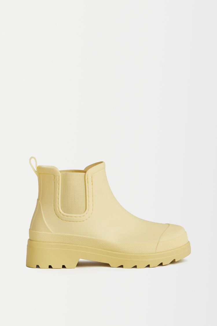 Water-resistant ankle boots with elastic gores