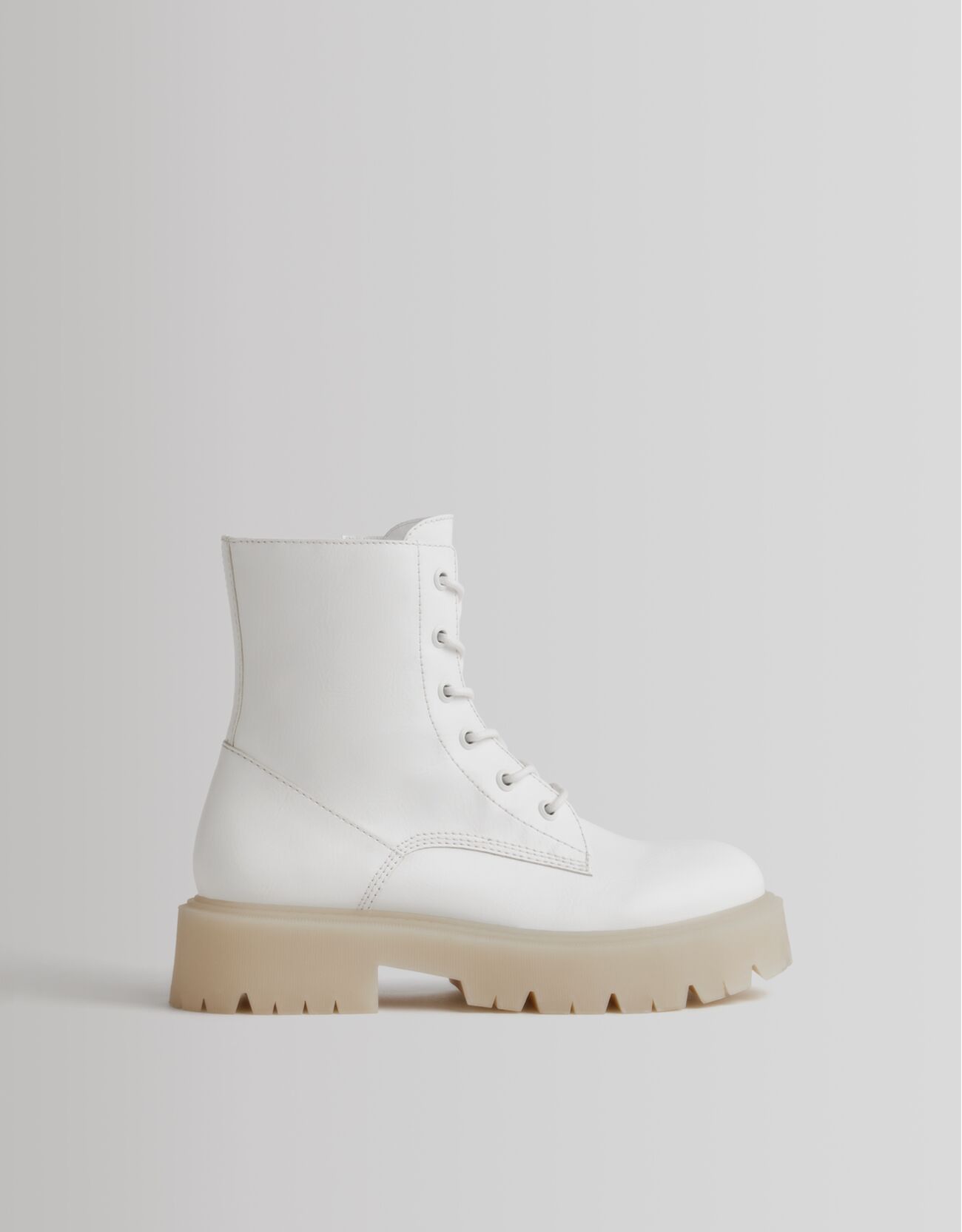 Bershka - Botines planos acordonados