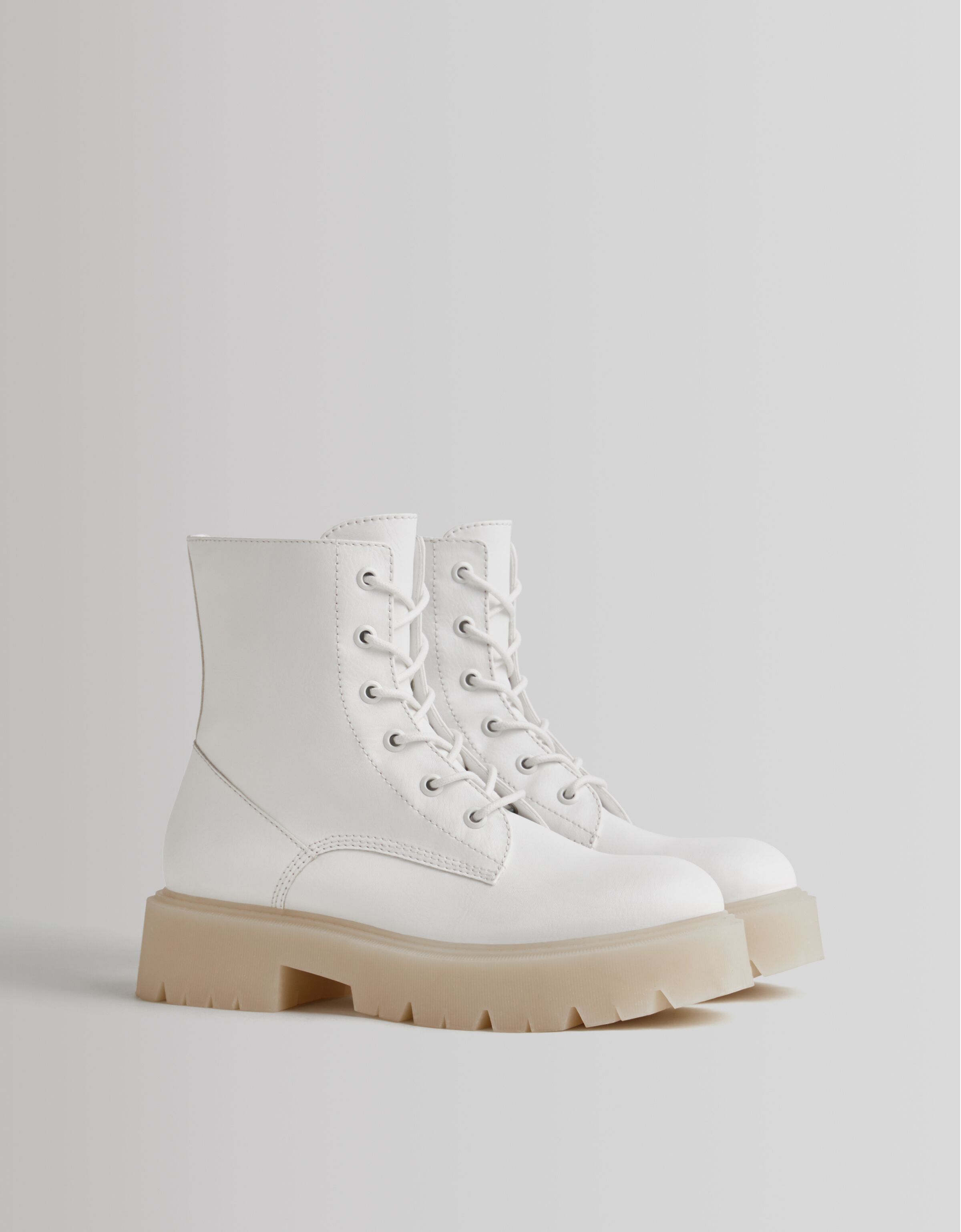 Botines planos acordonados - Zapatos - Mujer | Bershka