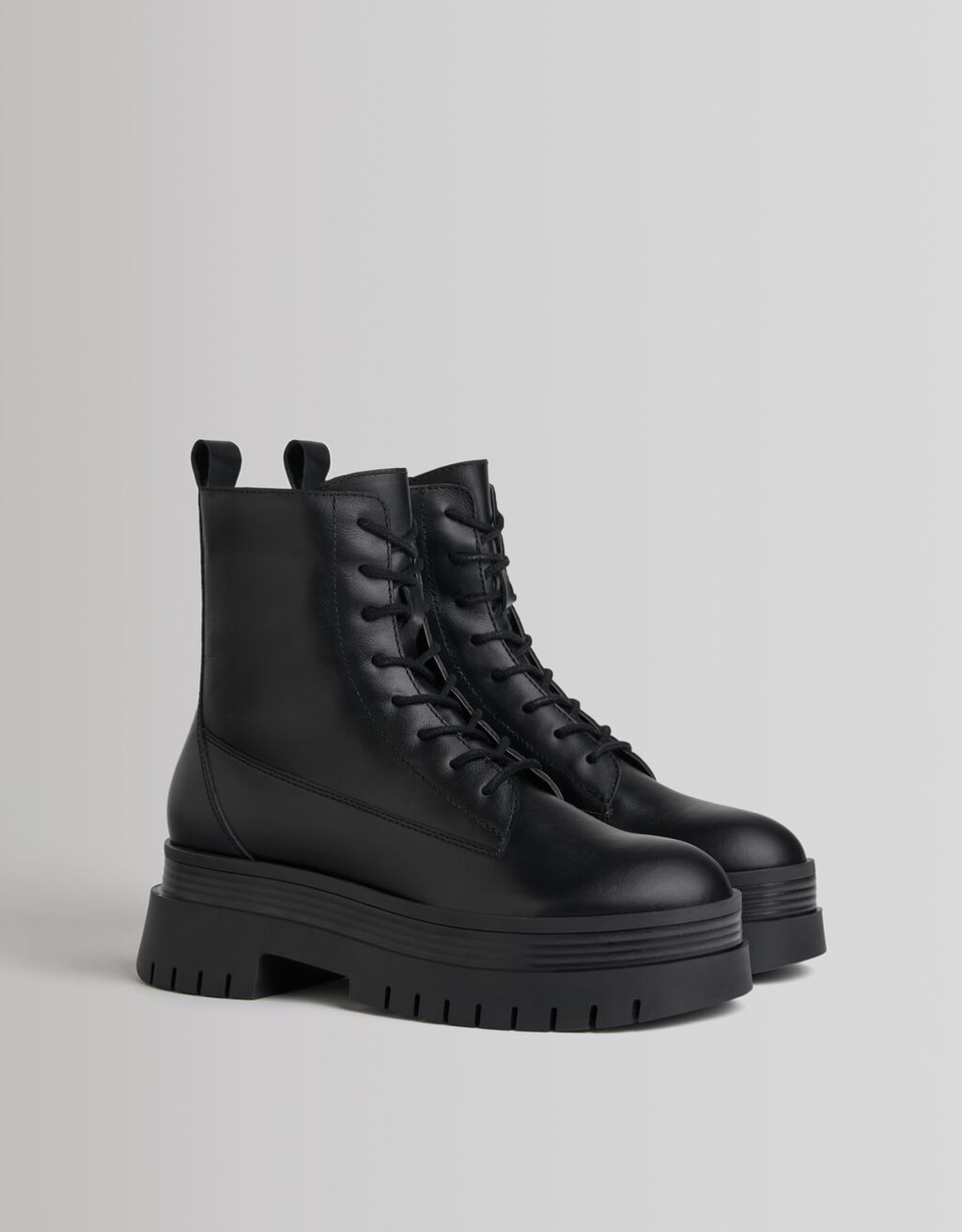 Botines planos acordonados PIEL - Zapatos - Mujer | Bershka