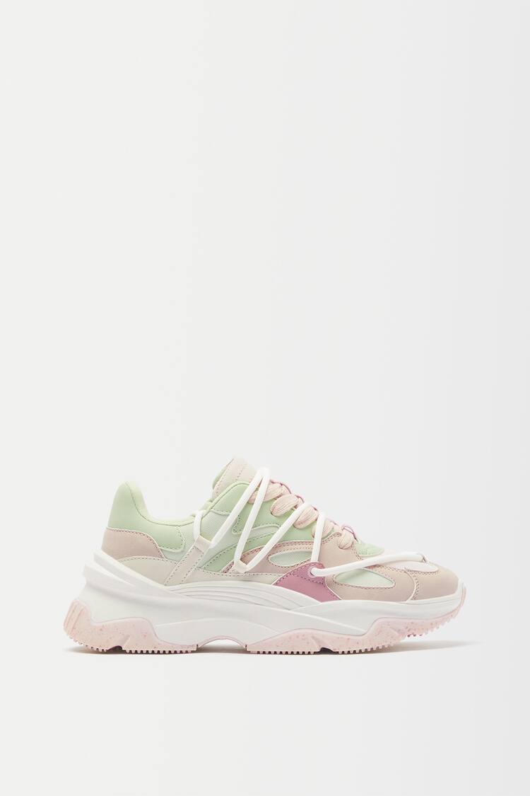 Trainers with contrast laces