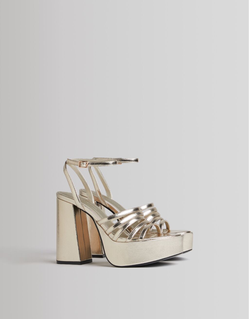 Sandalia tacón plataforma tiras metalizada. - Zapatos - Mujer | Bershka