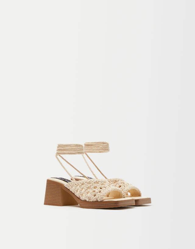 Sandalia tacón medio macramé - Zapatos - Mujer | Bershka