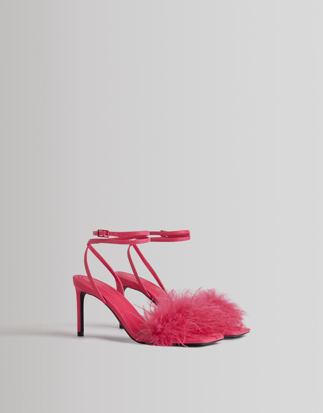 Sandalia tacón pulsera plumas - Mujer | Bershka