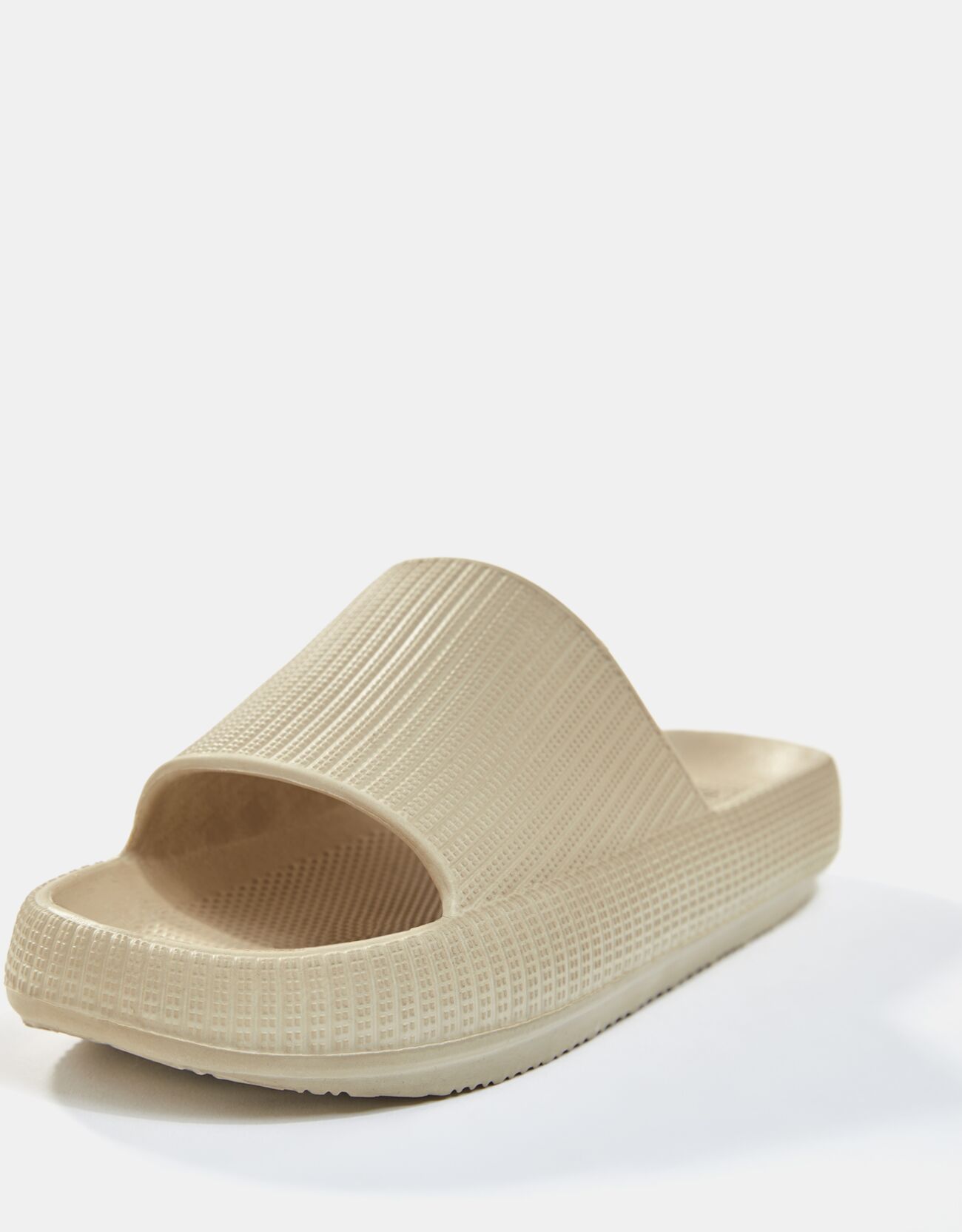 Sandalia plana textura - Mujer | Bershka