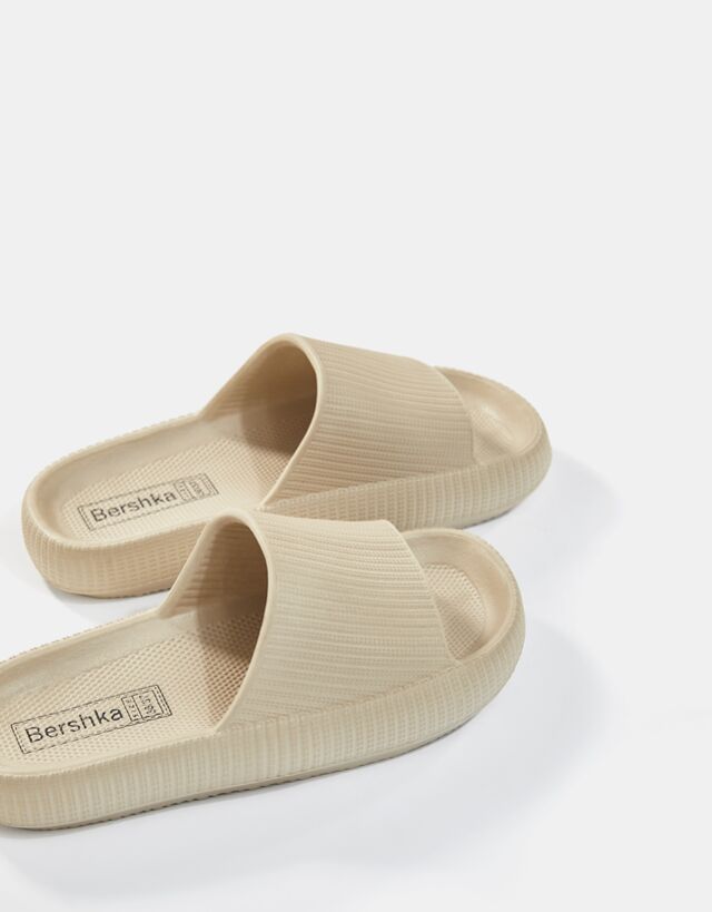 Sandalia plana textura - Mujer | Bershka