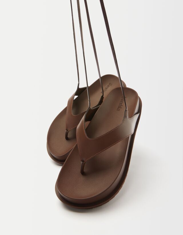Sandalia plana plataforma atada - Mujer | Bershka