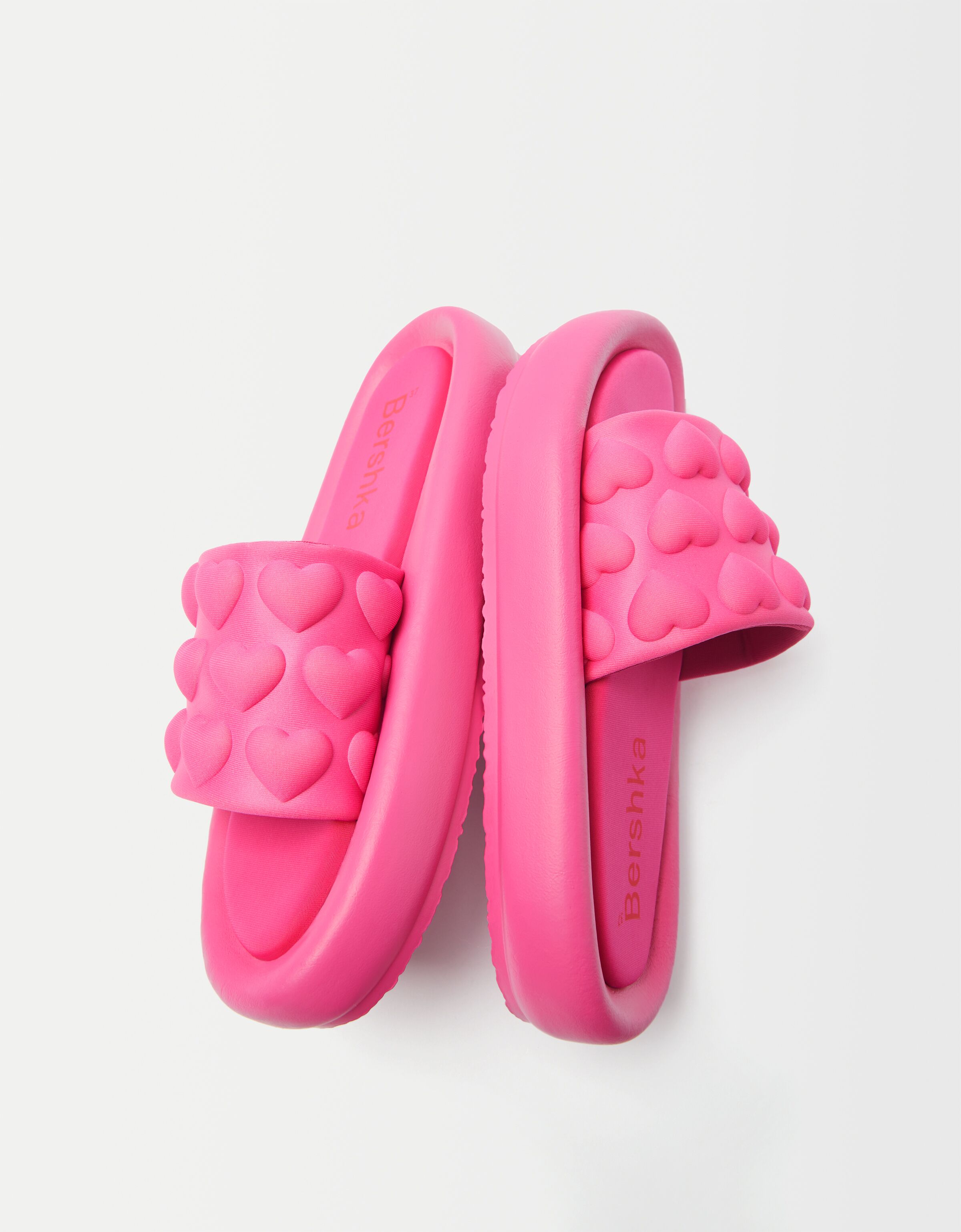 Sandalia plana corazones - Mujer | Bershka