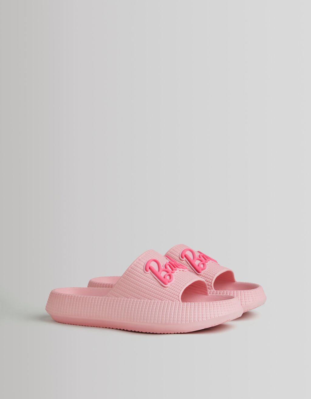 Sandalia plana textura Barbie x Bershka - Mujer | Bershka