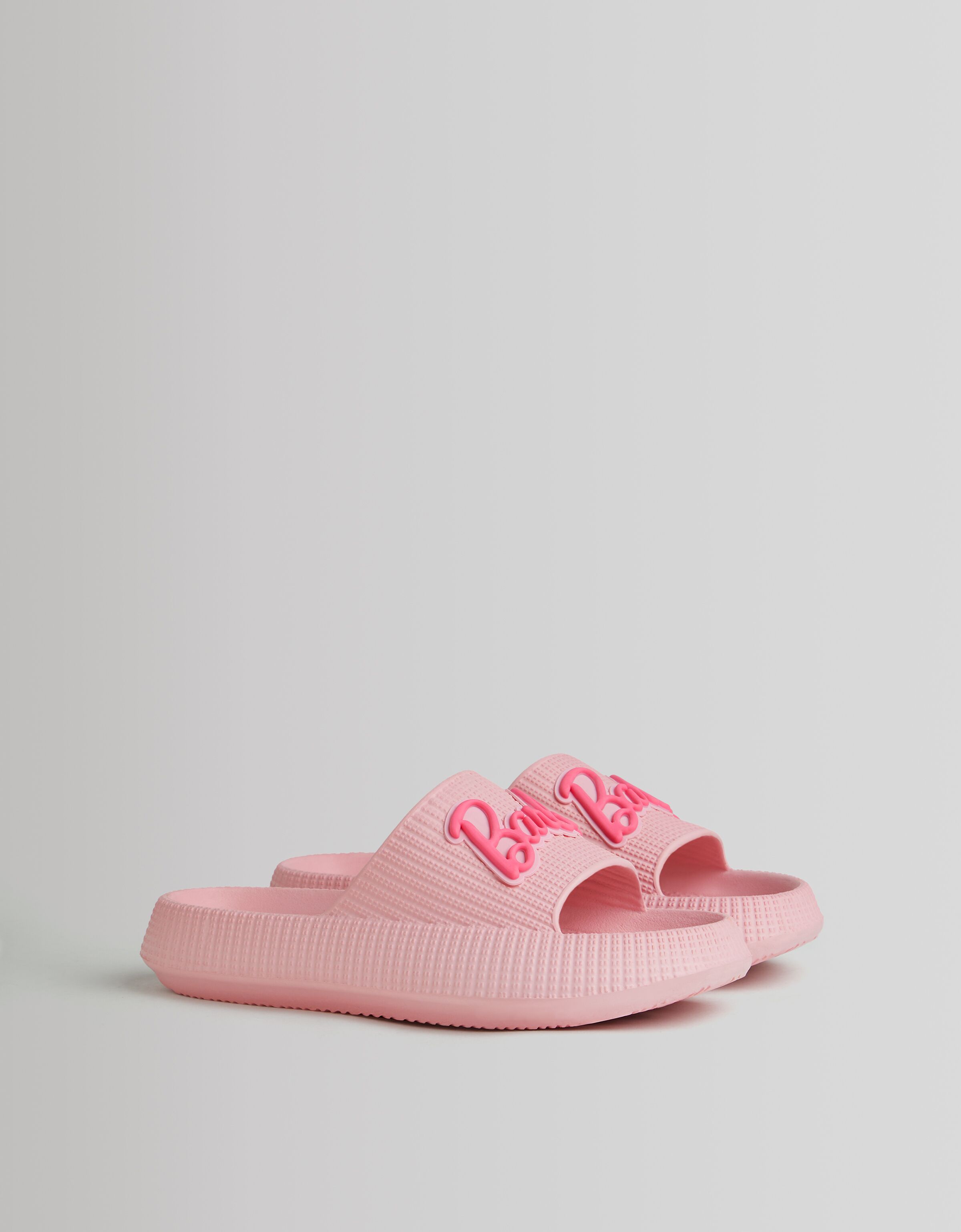 Sandalia plana textura Barbie x Bershka - Mujer | Bershka