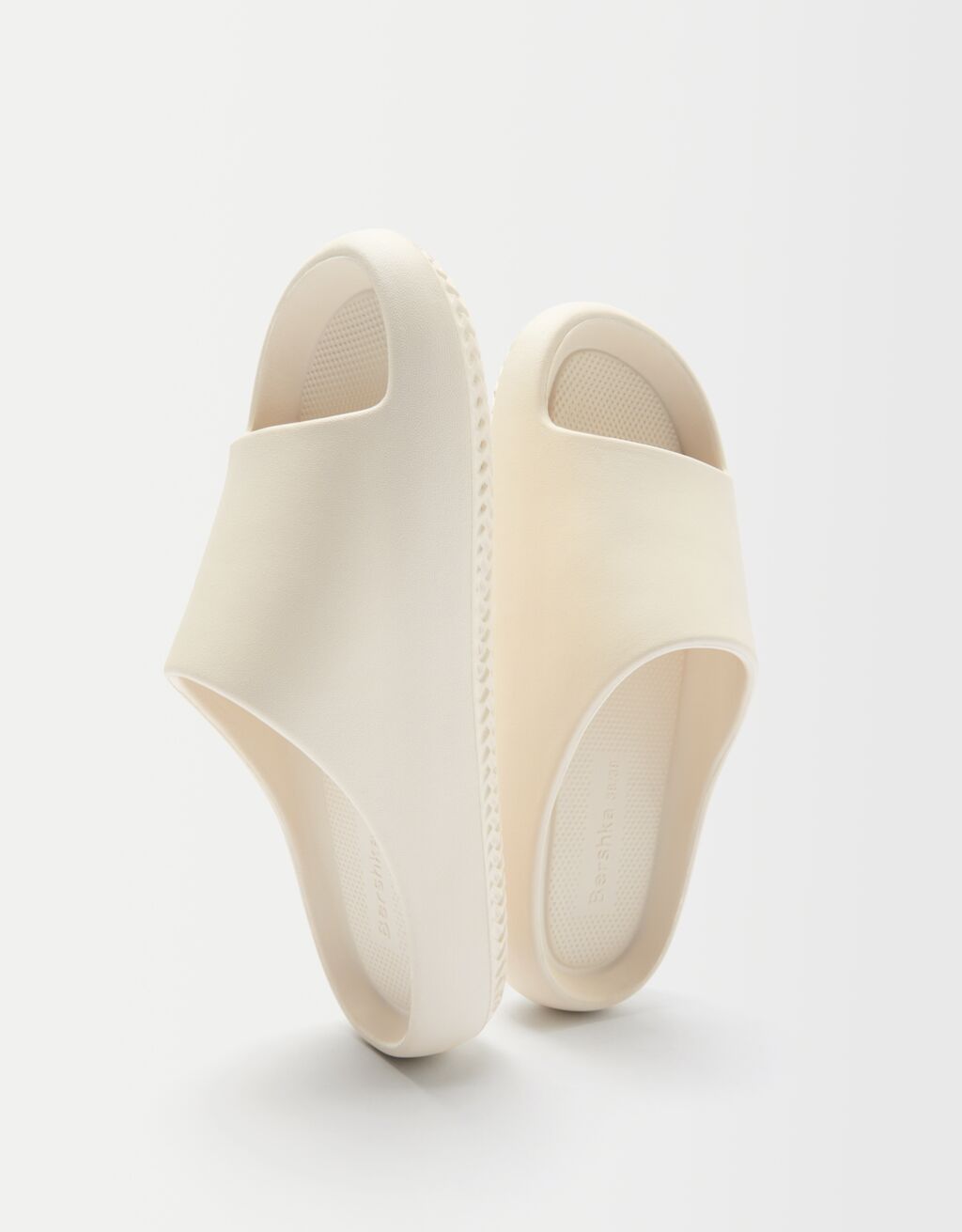 Sandalia plana textura - Zapatos - Mujer | Bershka
