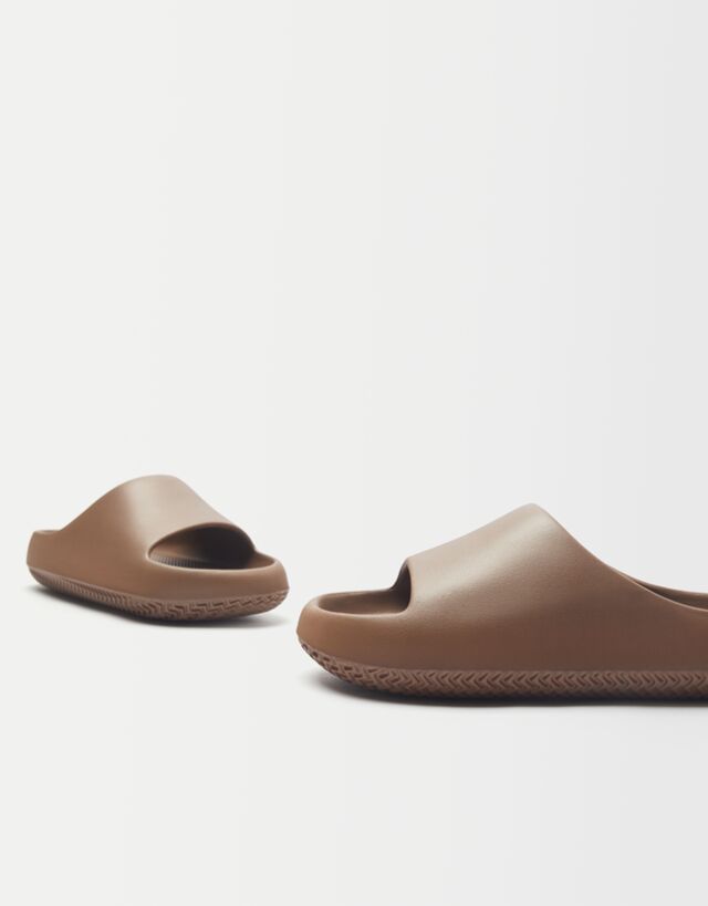 Sandalia plana textura - Mujer | Bershka