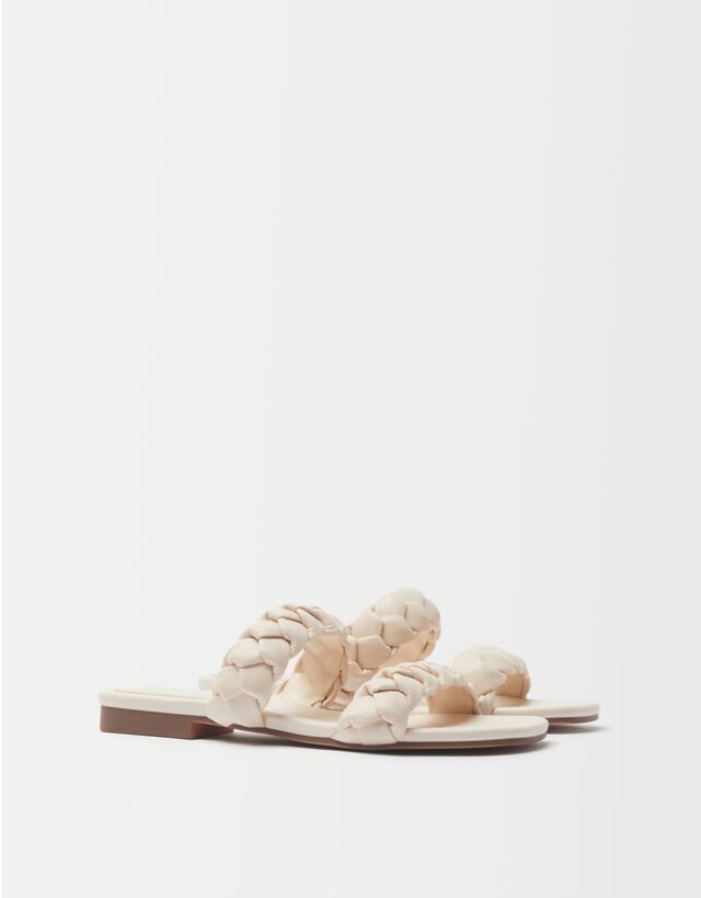 Sandalia plana trenzada - Mujer | Bershka