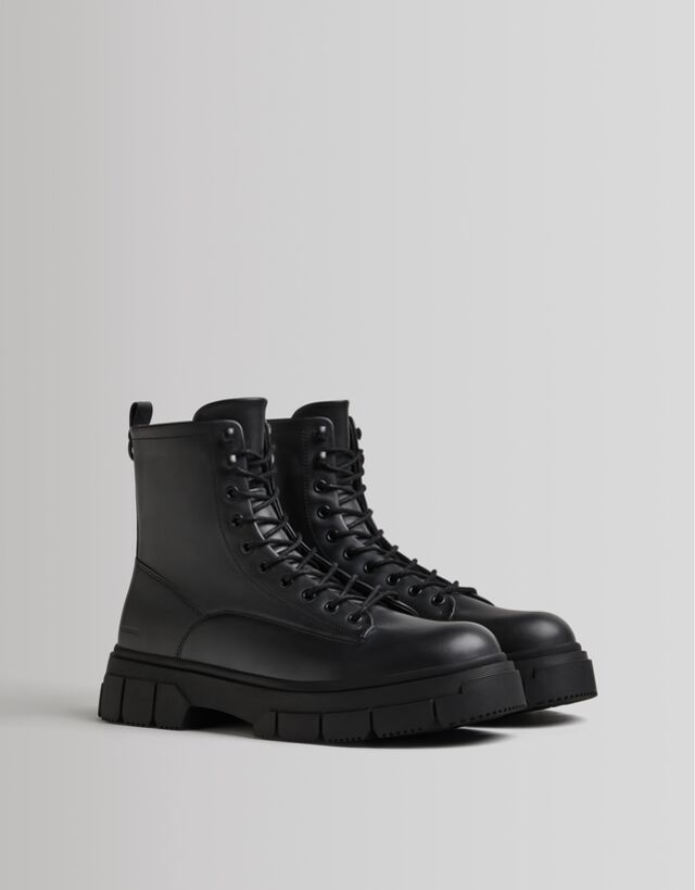 Botas acordonadas detalle arandela hombre - Ver todo - Hombre | Bershka