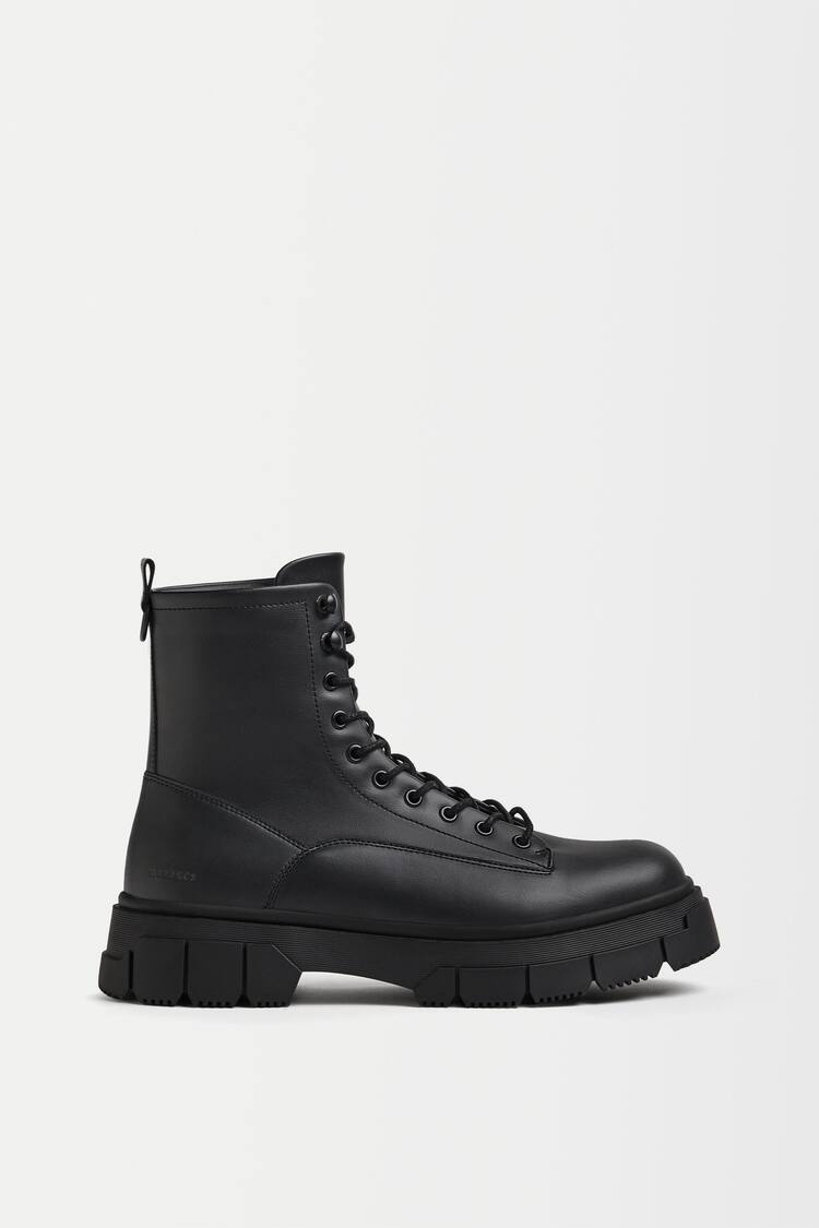 Men's lace-up boots with ring detail