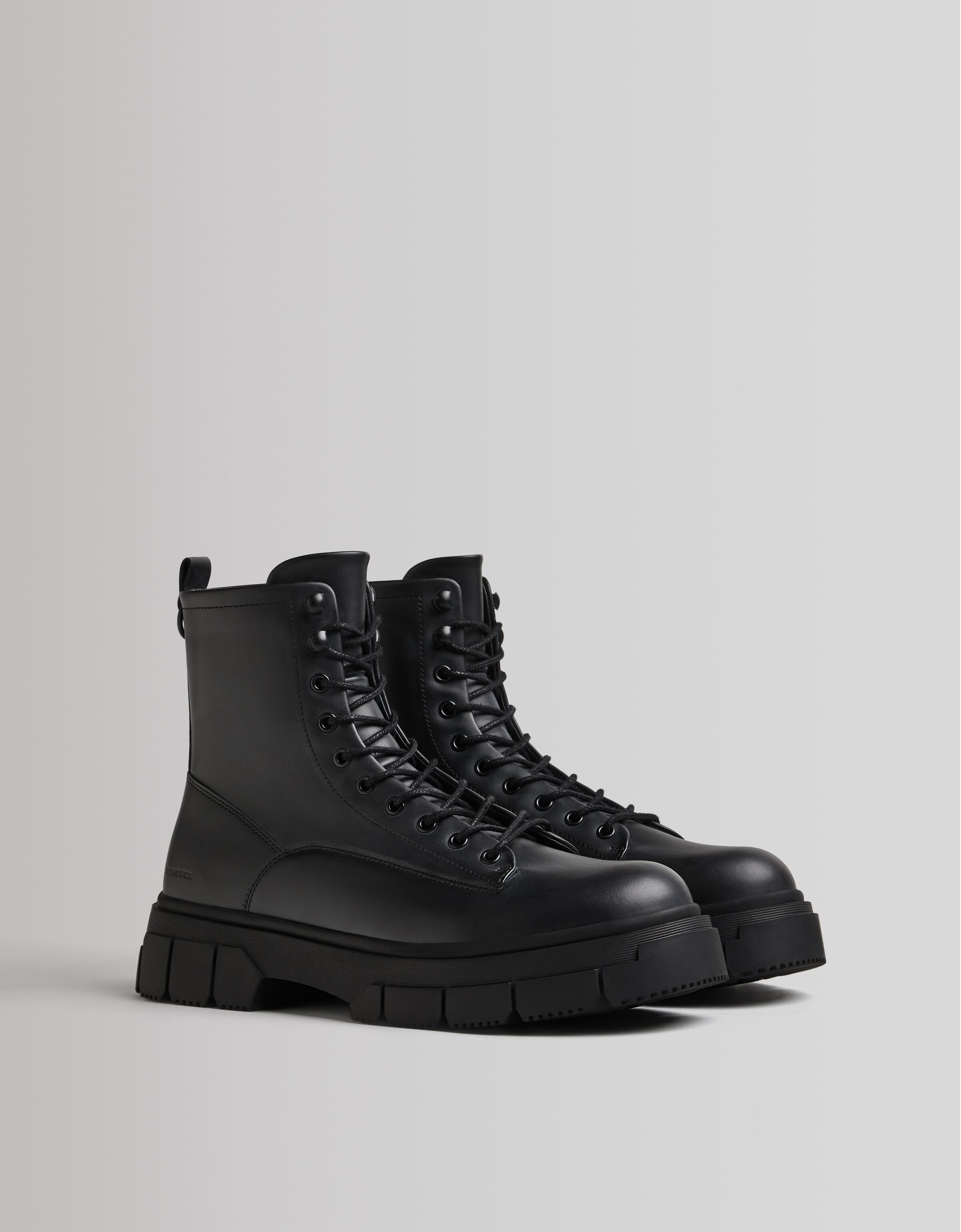 Botas acordonadas detalle arandela hombre - Zapatos - Hombre | Bershka