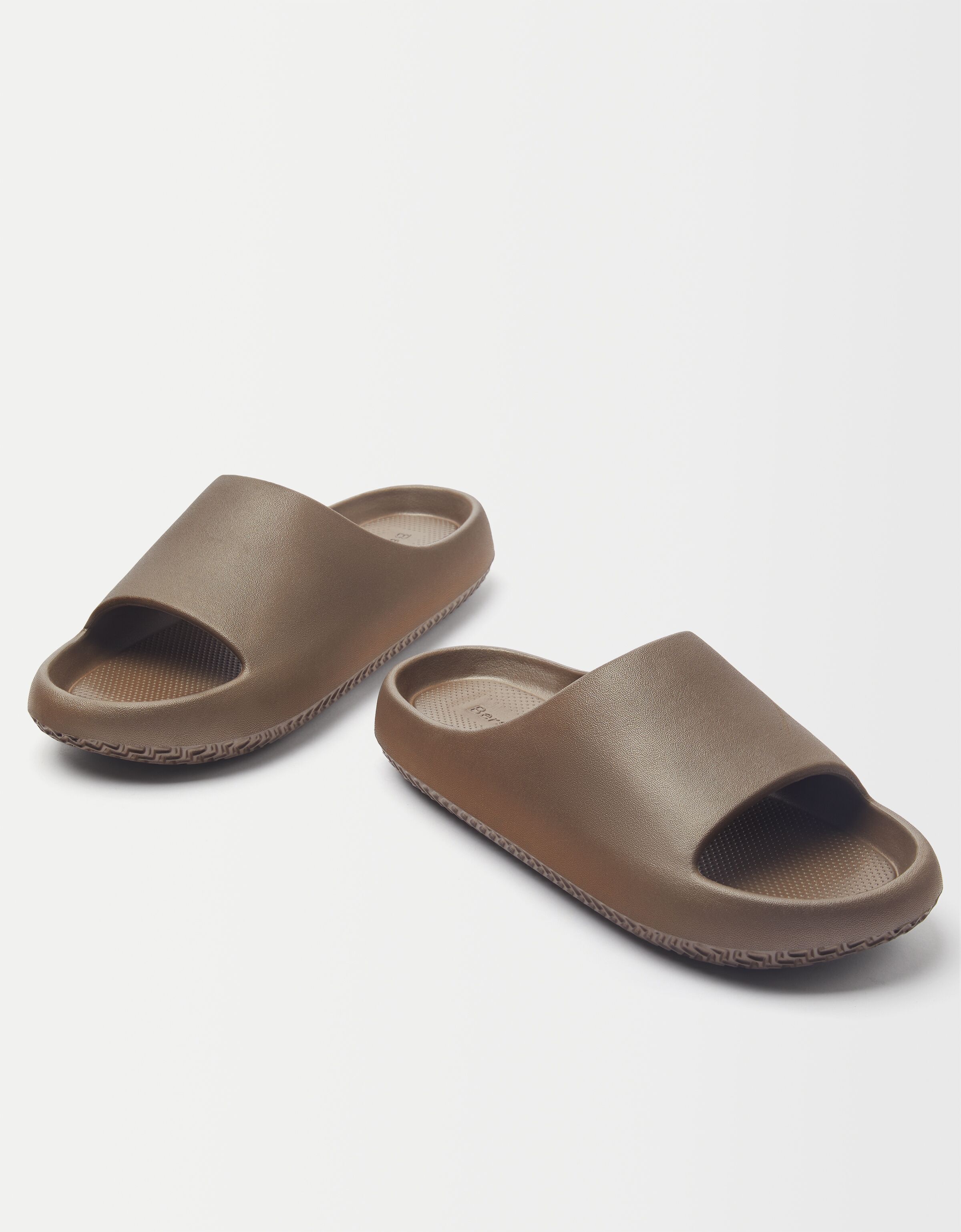 Sandalia plana textura hombre - Zapatos - Hombre | Bershka