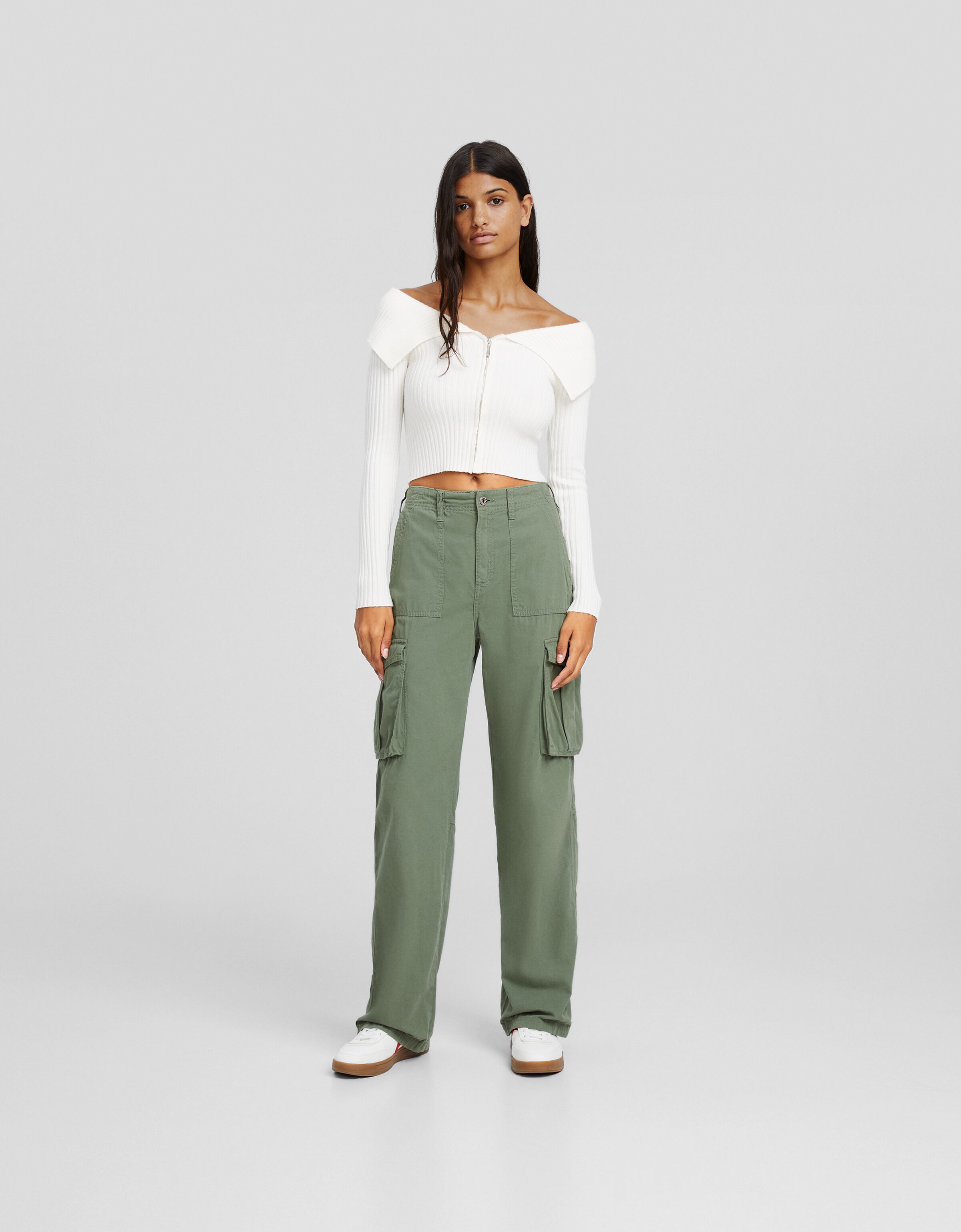 Pantalones beige online bershka