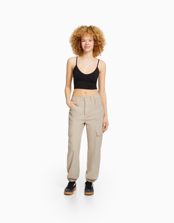 Lejos Peregrinación Estricto Cotton joggers with a gathered waist and pockets - Pants and cargo pants -  BSK Teen | Bershka