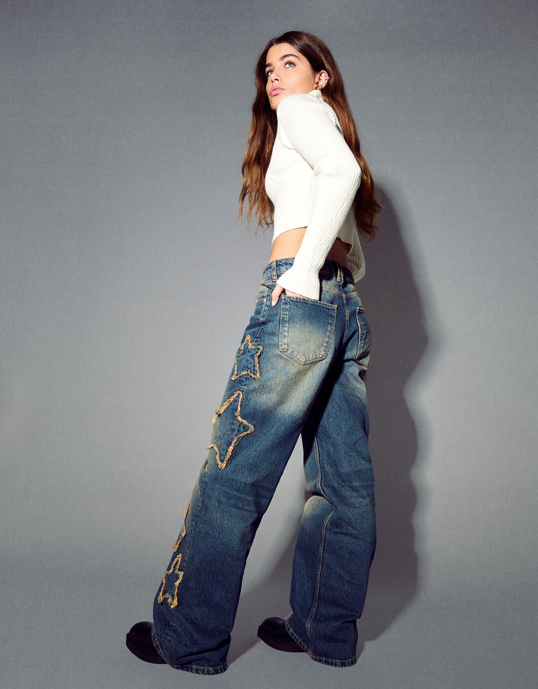 Spodnie jeansowe baggy z naszywkami i ozdobną gwiazdą