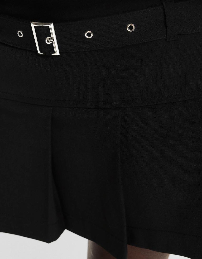 تنورة قصيرة بكسرات وقصة محبوكة وحزام-أسود-5