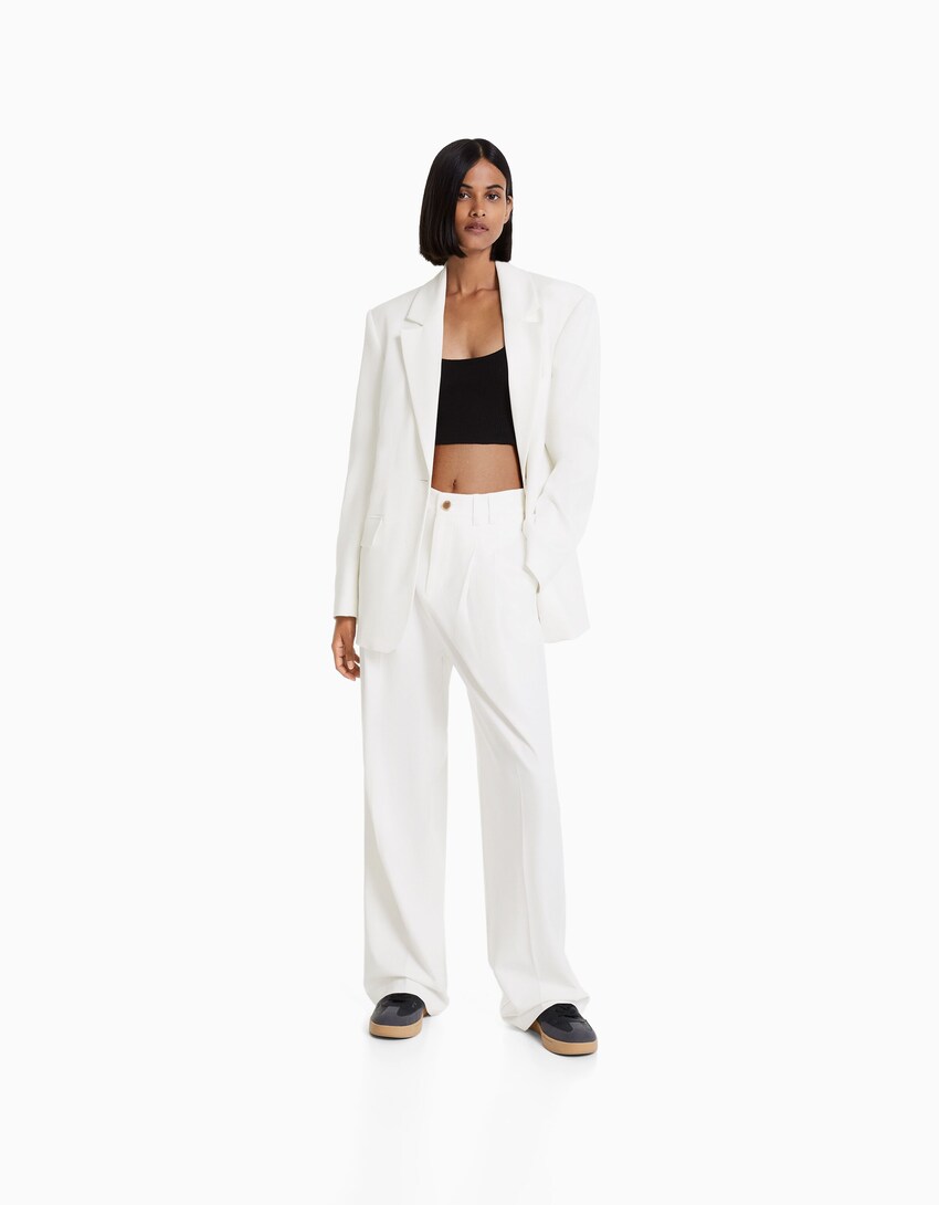 Combínalo con un top y zapatos blancos. Foto Bershka